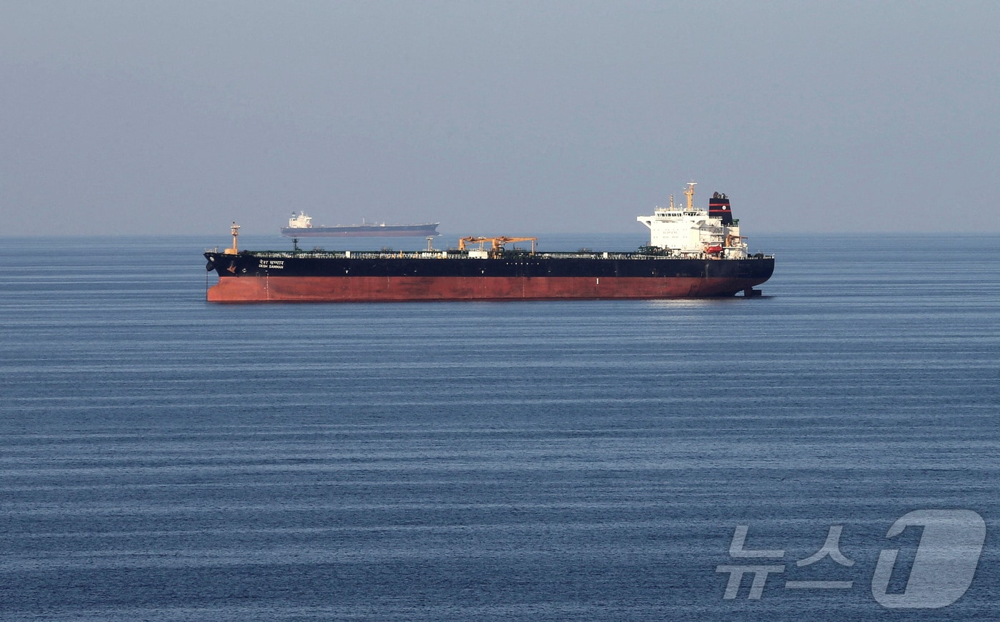 호르무즈해협으로 한 유조선이 지나가고 있다. 2018.12.21. ⓒ 로이터=뉴스1 ⓒ News1 권영미 기자