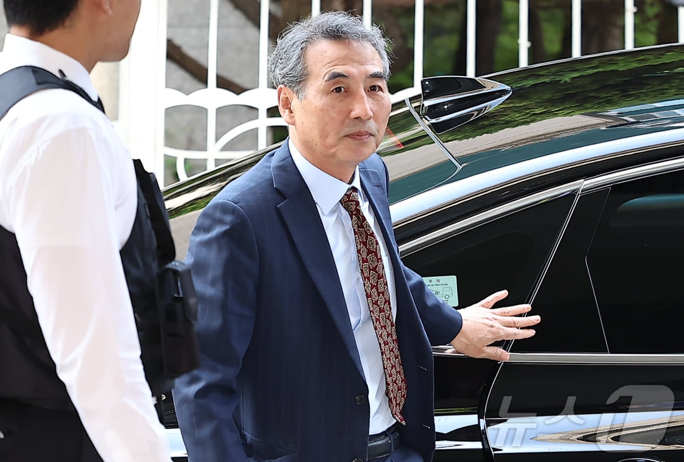 윤석열 전 대통령의 부인 김건희 여사 의혹 관련 사건 수사를 맡은 민중기 특별검사가 23일 오전 서울 서초구 사무실로 들어서고 있다. 2025.6.23/뉴스1 ⓒ News1 김도우 기자