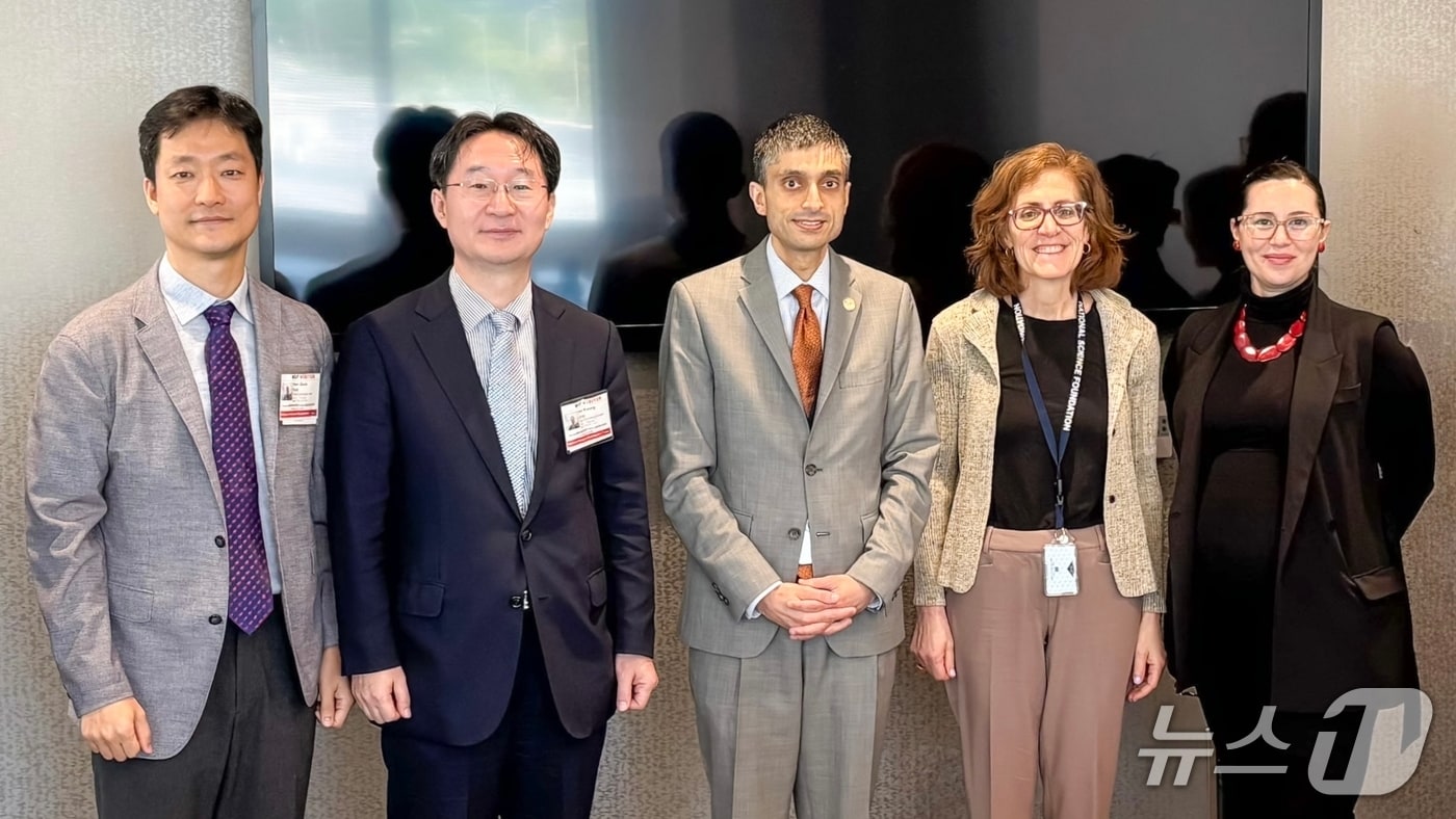 정희권 특구재단 이사장(왼쪽 두번째)과 어윈 지안찬다니 NSF 기술·혁신·협력부 부국장(가운데)을 비롯한 양 기관 관계자들이 20일 미국 워싱턴 D.C에서 협력사업을 논의한 뒤 기념시잔을 촬영하고 있다.(특구재단 제공) /뉴스1
