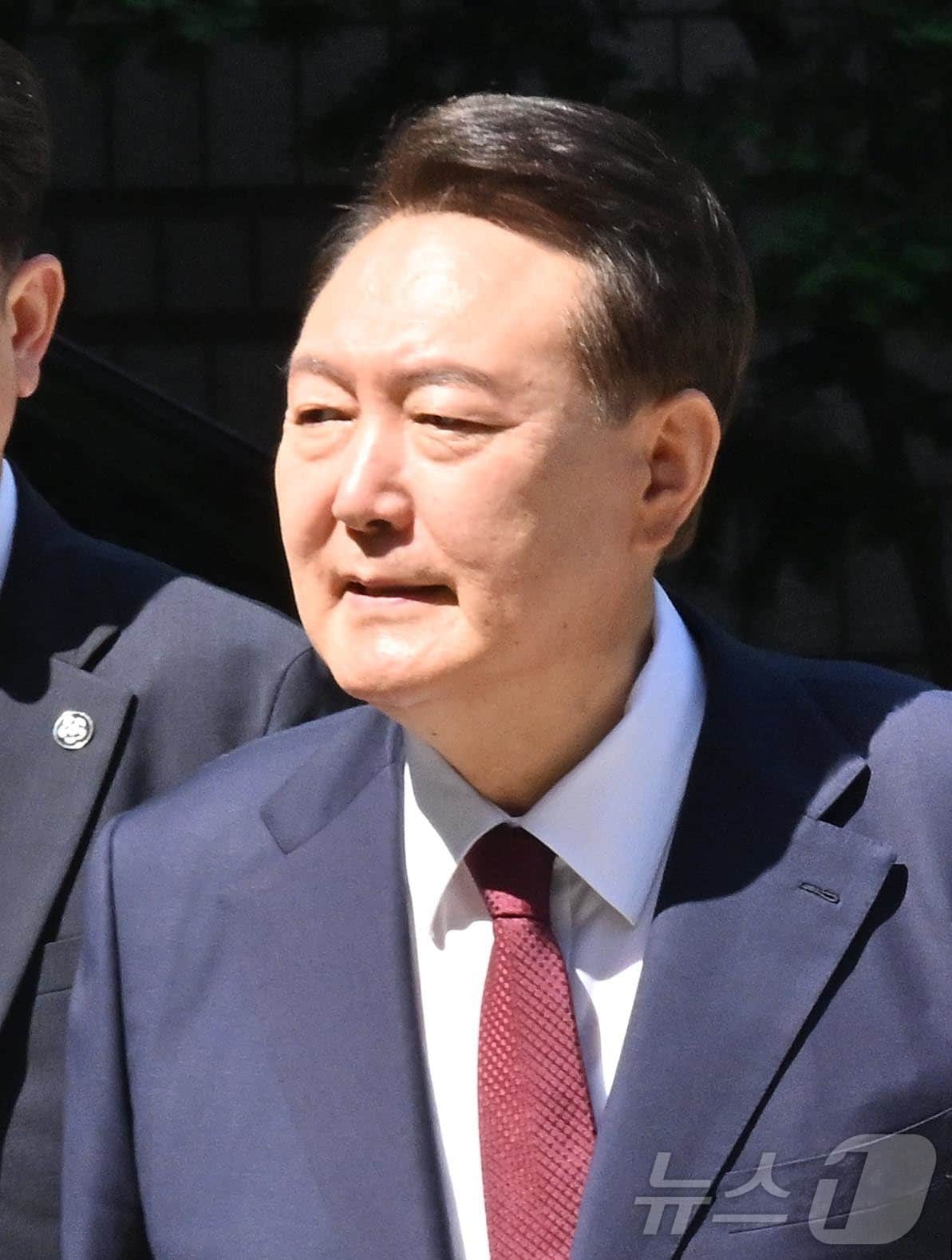 윤석열 전 대통령이 23일 서울 서초구 서울중앙지방법원에서 열린 내란 우두머리 혐의·직권남용 권리행사 방해 혐의 사건 8차 공판에 출석하고 있다. 2025.6.23/뉴스1 ⓒ News1 사진공동취재단