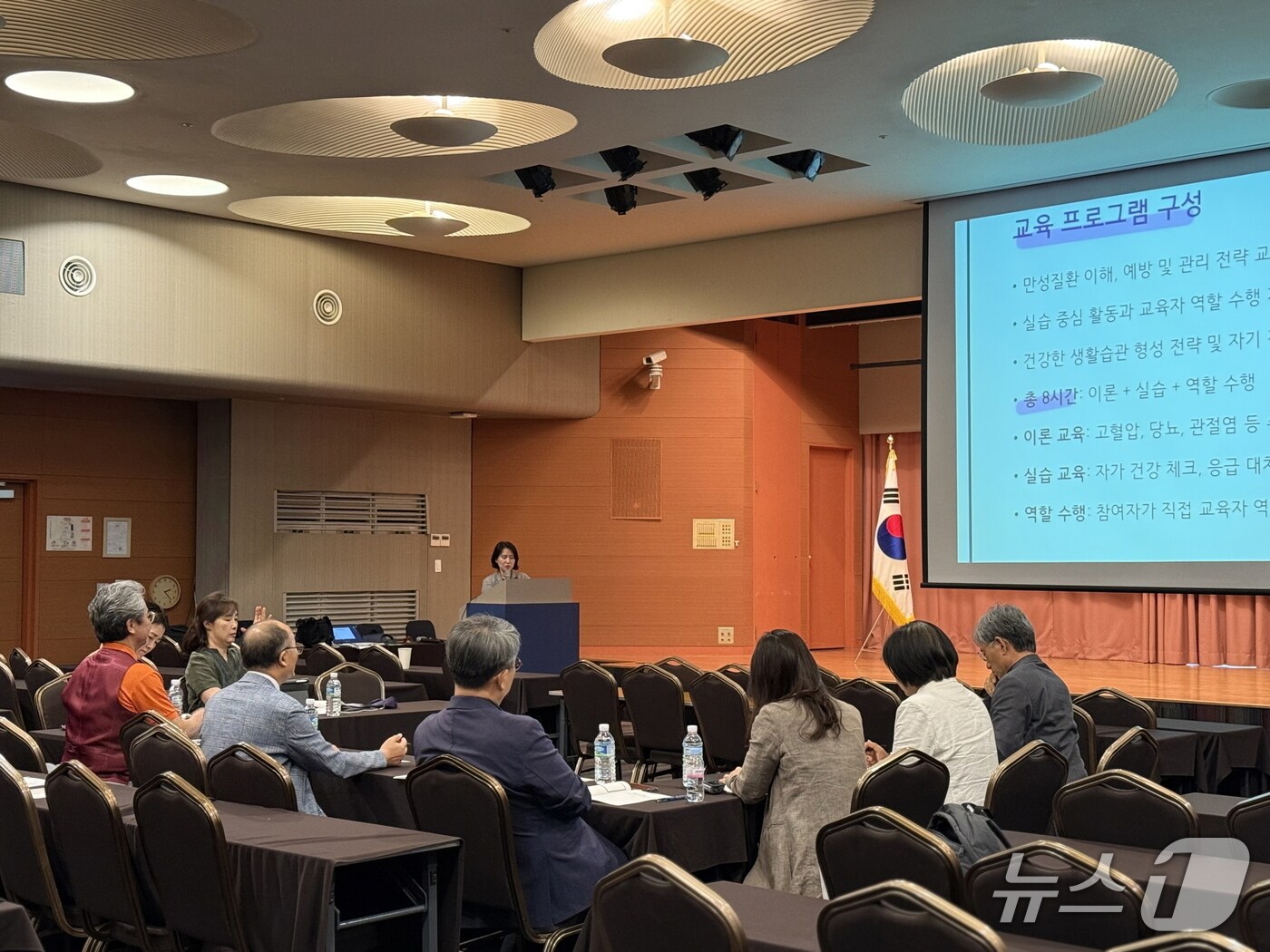 건양대학교 웰다잉융합연구소와 제주대학교 사회과학연구소가 최근 제주 한화리조트에서 ‘한국형 웰에이징 확산을 위한 사회적 약자의 교통 접근성’을 주제로 제5회 공동 학술대회를 개최했다.(건양대 제공.재판매 및 DB금지)/뉴스1