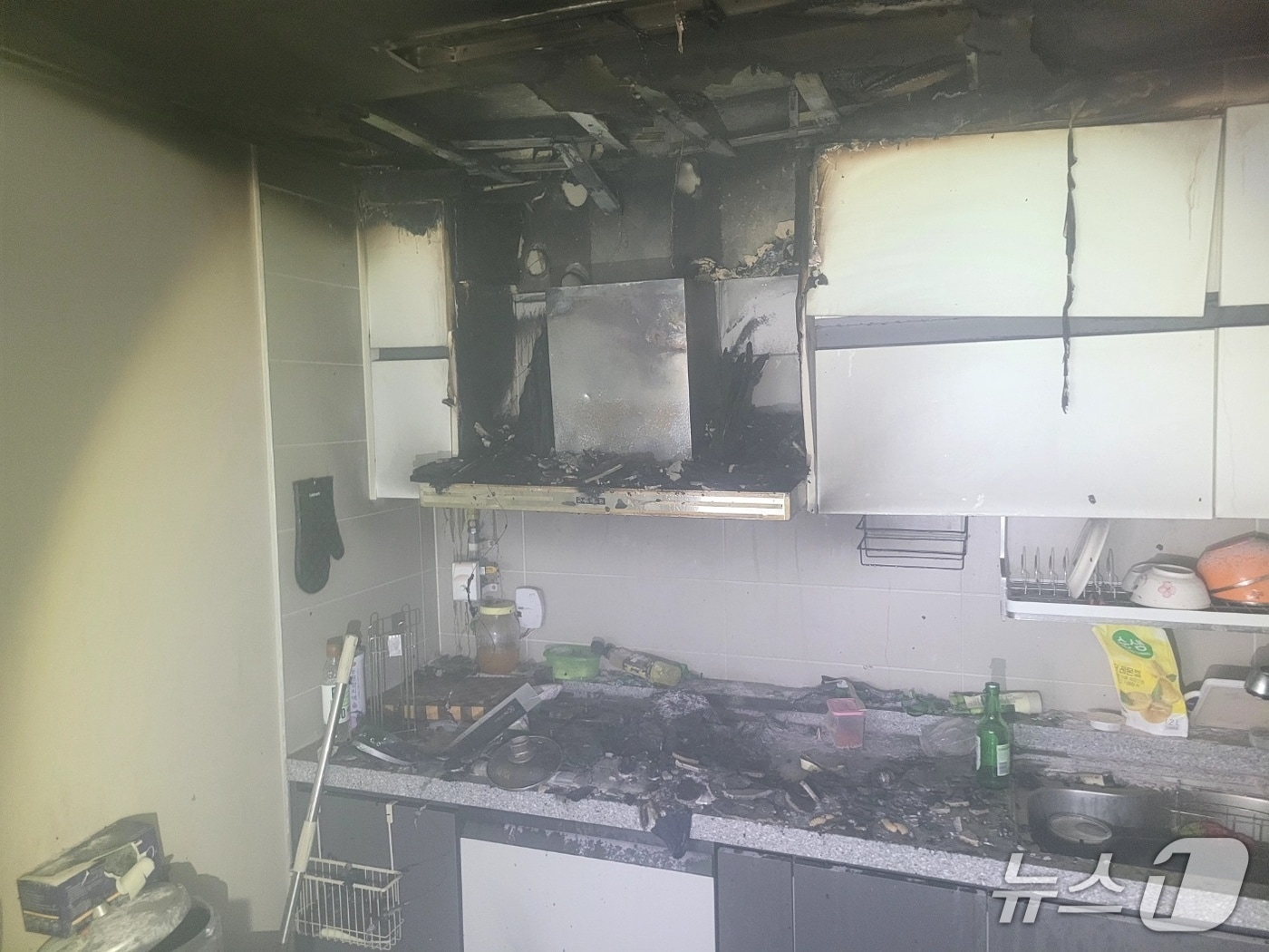 지난 22일 오후 서귀포시 보목동 소재 빌라에서 불이 났다.(제주도소방안전본부 제공. 재판매 및 DB 금지)