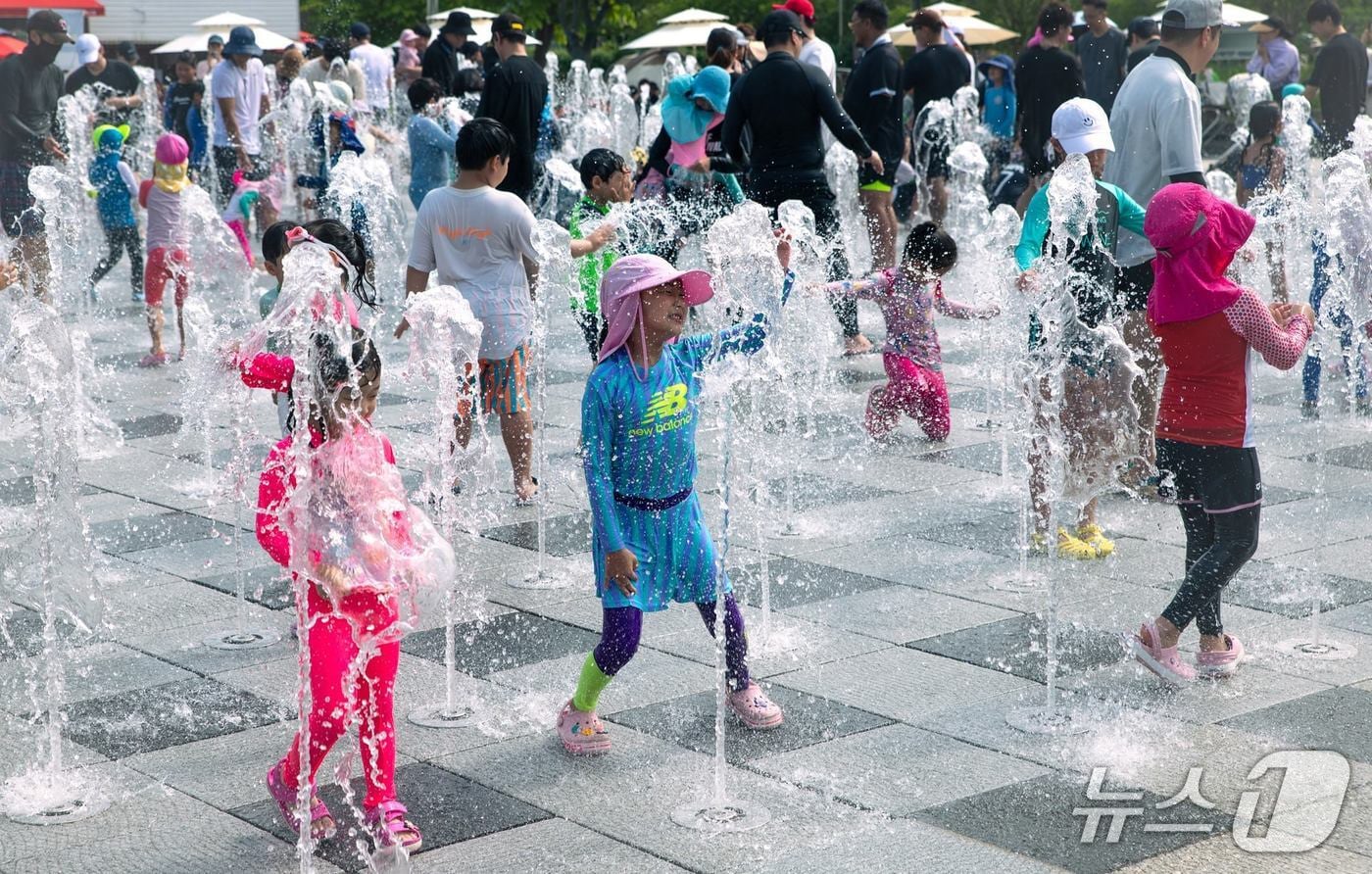 렛츠런파크 부산경남 바닥 분수에서 아이들이 물놀이를 즐기고 있다.(렛츠런파크 부산경남 제공. 재판매 및 DB 금지)