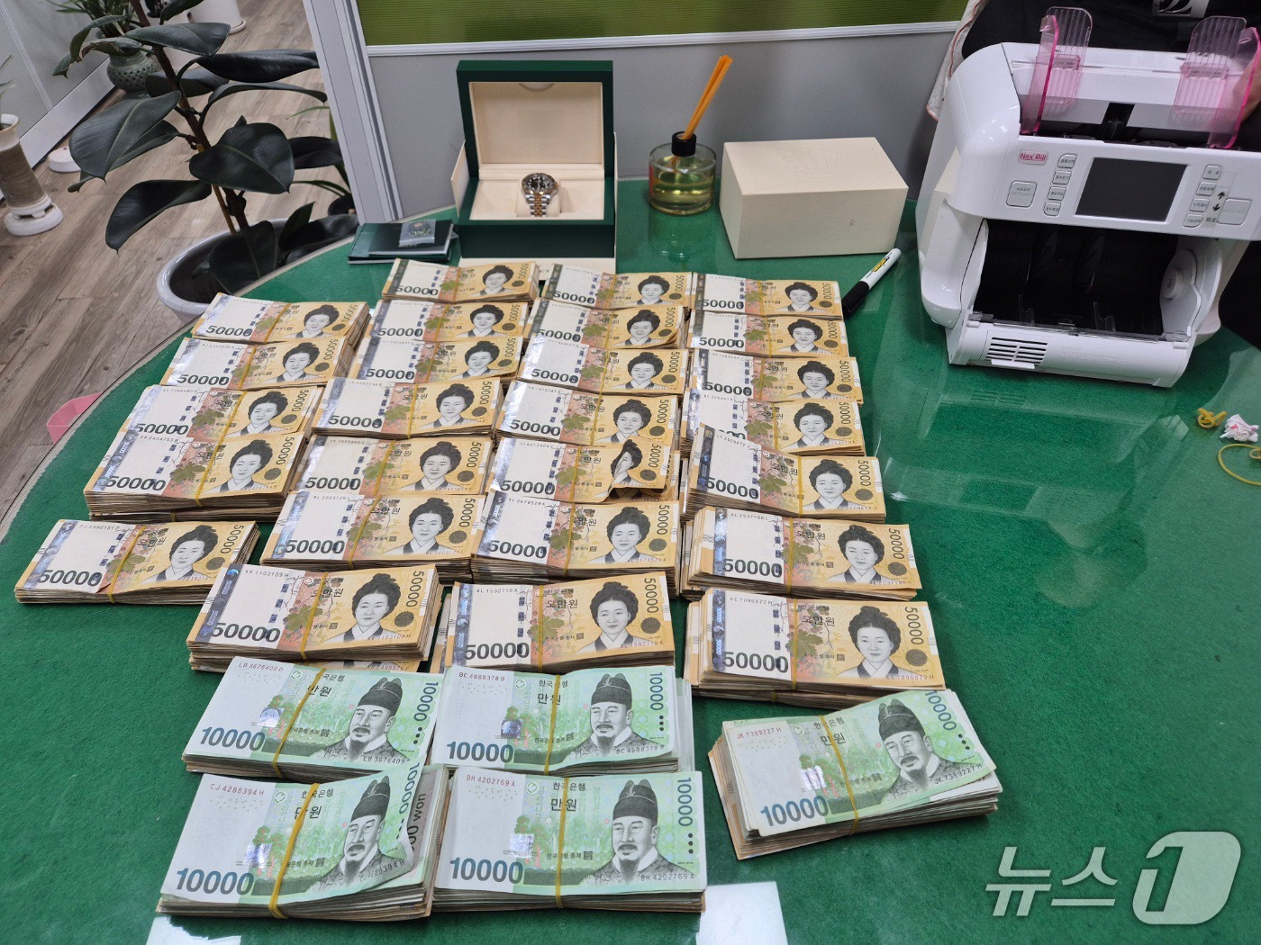 도박 자금을 세탁한 일당을 체포해 압수한 현금과 명품시계.(경북경찰청 제공 재판매 및 DB 금지)2025.6.23/뉴스1