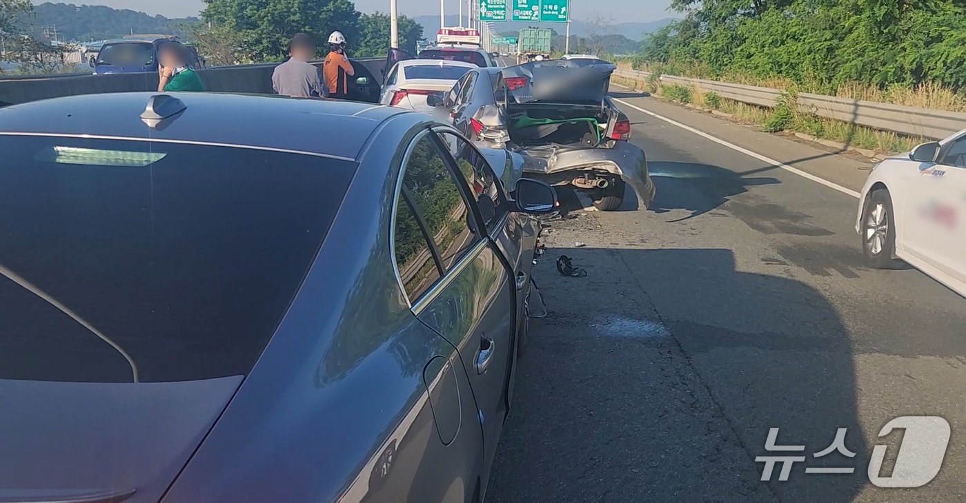 23일 부산 강서구 8중 추돌사고 현장.(강서경찰서 제공. 재판매 및 DB 금지)