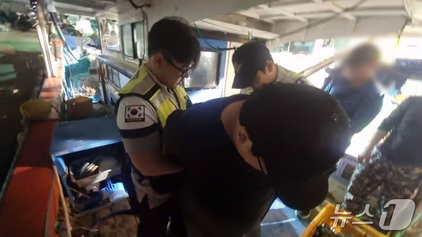 삼천포항 상습 선박 침입 절도 용의자 체포 현장.(사천해경 제공. 재판매 및 DB금지)