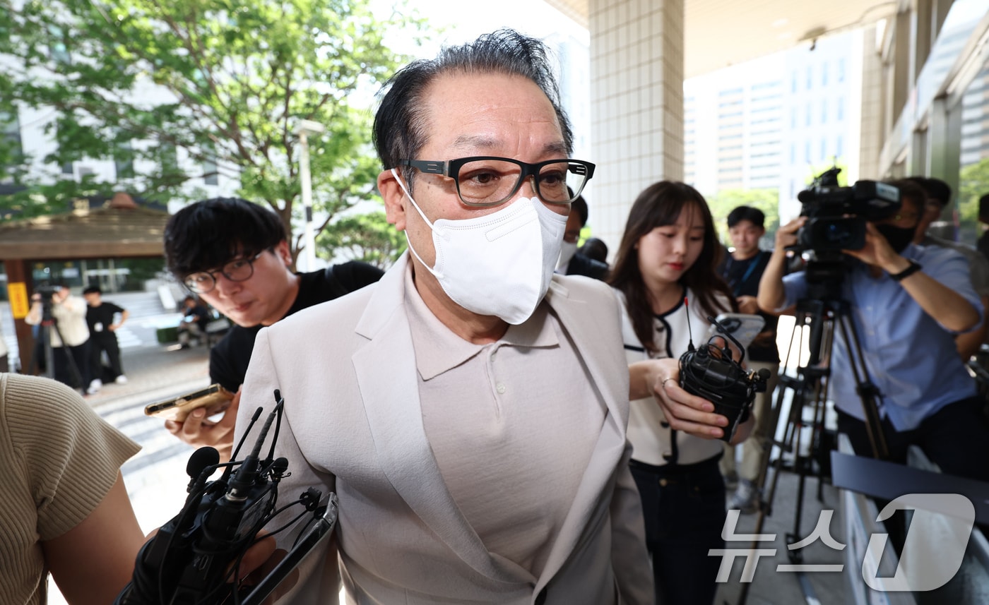 2018년 지방선거 공천헌금 의혹 혐의를 받는 건진법사 전성배씨가 23일 오전 서울 양천구 서울남부지법에서 열린 3차 공판에 출석하고 있다. (공동취재) 2025.6.23/뉴스1 ⓒ News1 장수영 기자