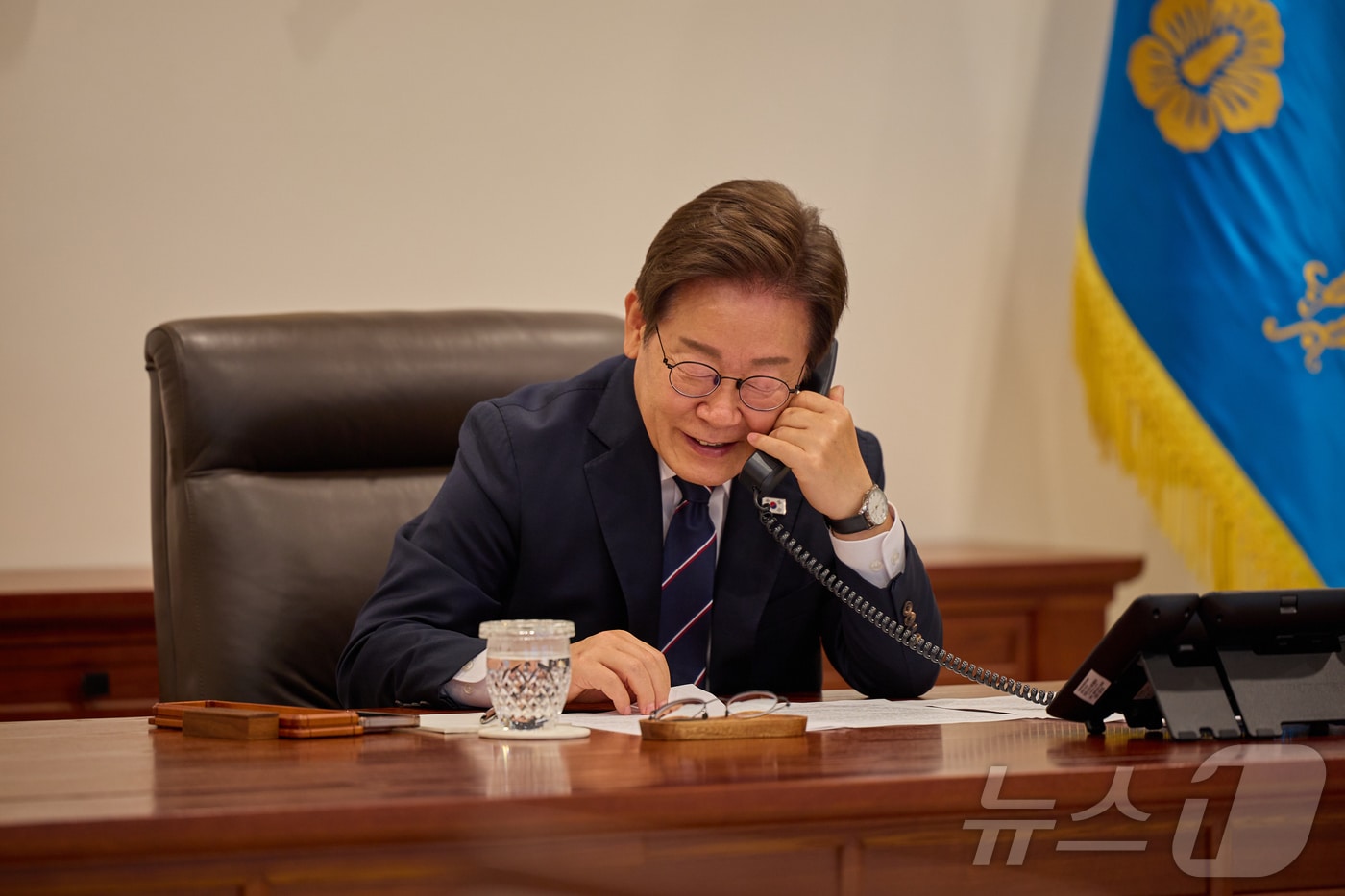 이재명 대통령이 23일 서울 용산구 대통령실 청사 집무실에서 안와르 이브라힘 말레이시아 총리와 전화 통화를 하고 있다. (대통령실 제공. 재판매 및 DB 금지) 2025.6.23/뉴스1 ⓒ News1 허경 기자