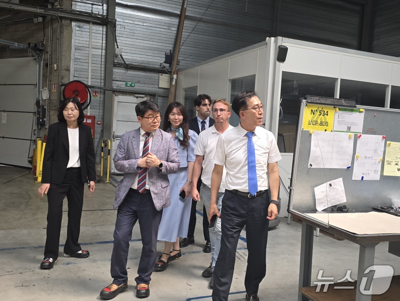 사천시 관계자들이 제55회 파리에어쇼에 마련된 항공우주부품 생산업체 MECADAQ 부스를 방문하고 있다.(사천시 제공. 재판매 및 DB금지)