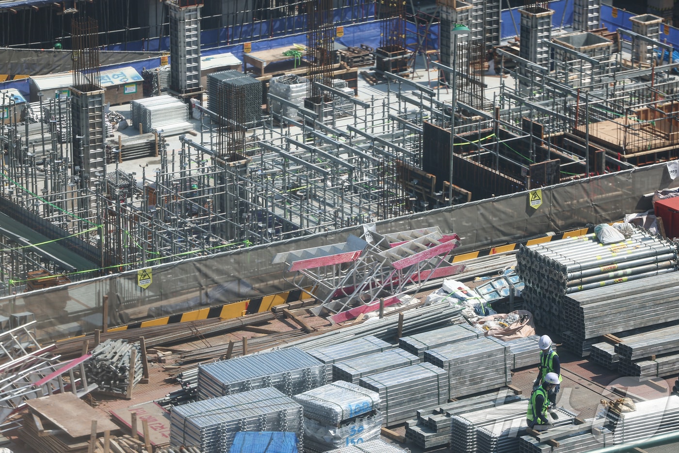 건설현장에서 노동자들이 작업하는 모습. 2025.6.23/뉴스1 ⓒ News1 김도우 기자