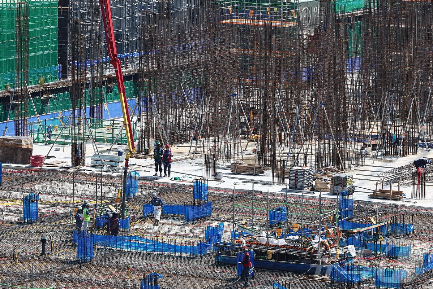 고용노동부는 23일부터 건설·조선·물류 등 폭염 고위험사업장 등을 중심으로 '폭염안전 5대 기본수칙' 준수 여부를 지도·감독한다. 5대 기본 수칙은 물 제공과 그늘막 설치, 휴게시설 제공과 작업시간대 조정 등으로 고용노동부는 현장 점검을 통해 미흡한 부분은 개선 조치할 예정이다. 사진은 이날 서울 시내 한 아파트 건설현장에서 노동자들이 작업하는 모습. 2025.6.23/뉴스1 ⓒ News1 김도우 기자