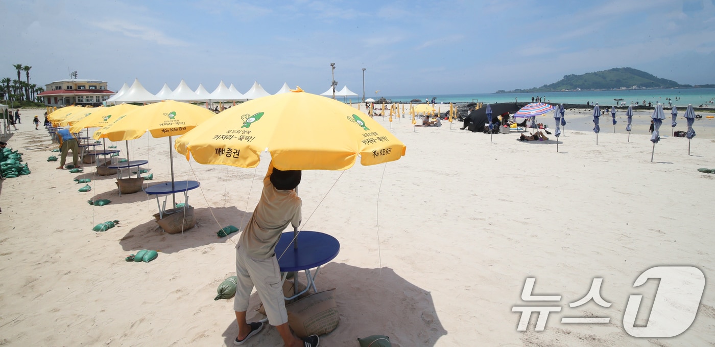  제주시 한림읍 협재해수욕장에서 마을회 관계자들이 파라솔을 준비하고 있다. 2025.6.23/뉴스1 ⓒ News1 오현지 기자