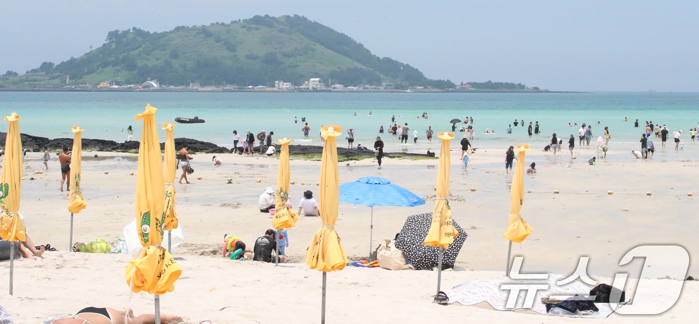 제주 지정 해수욕장 12곳 중 10곳의 조기 개장을 하루 앞둔 23일 오후 제주시 한림읍 협재해수욕장에서 피서객들이 물놀이를 즐기고 있다. 2025.6.23/뉴스1 ⓒ News1 오현지 기자