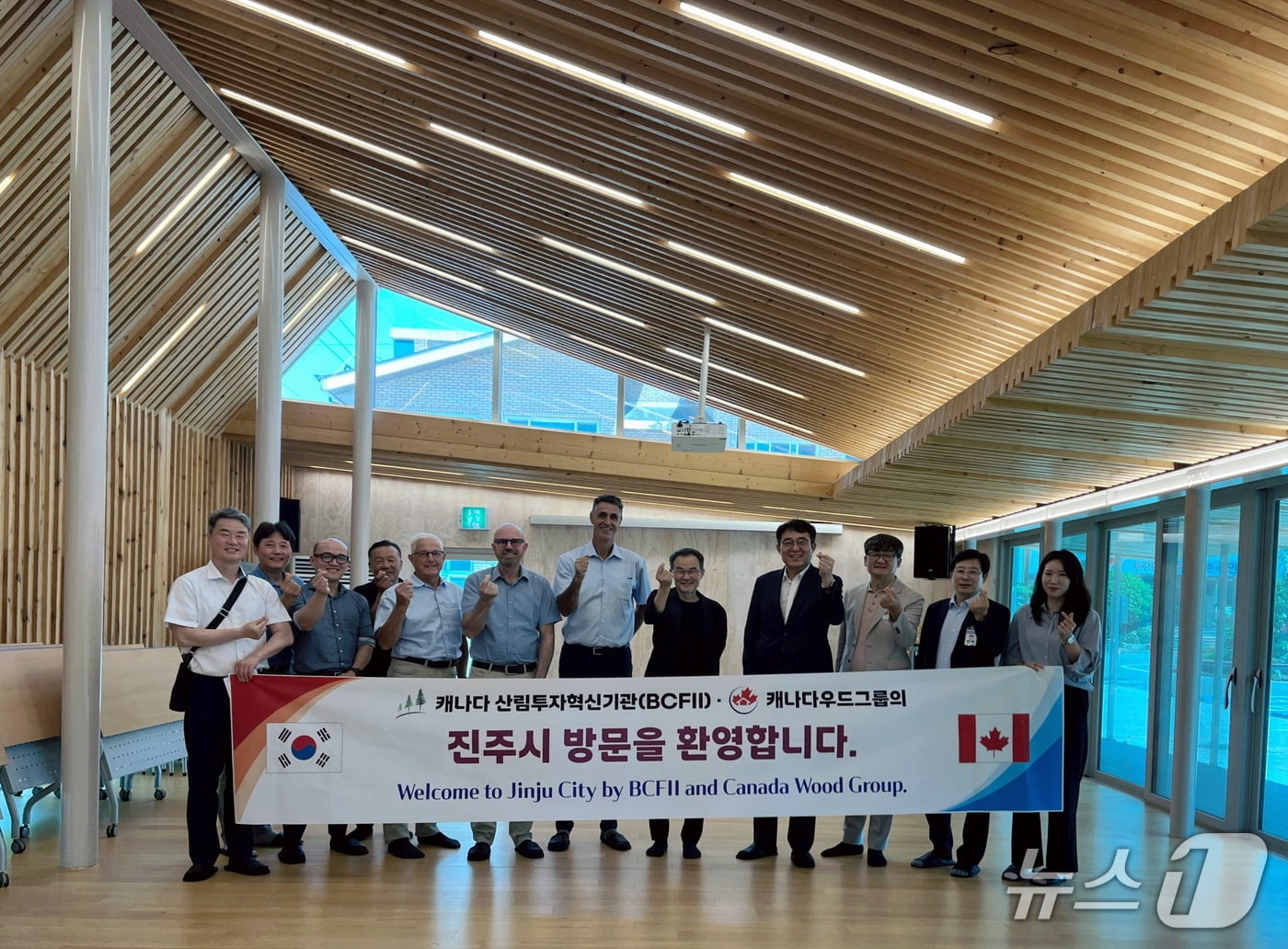 캐나다 산림투자혁신기관과 캐나다우드그룹이 23일 진주의 대표적인 친환경 목조건축물을 둘러보고 있다&#40;진주시 제공. 재판매 및 DB금지&#41;.