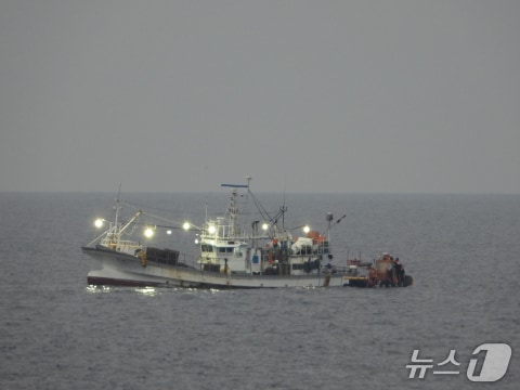 경북 포항해양경찰서가 22일 오후 10시 58분쯤 구룡포 동방 약 170km 해상에서 항해 중이던 통발어선 A호(9.77톤)가 스크루에 부유뮬이 감겨 기관이 작동하지 않는다는 신고를 받고 출동해 구조작업을 펼쳤다. (포항해양경찰서제공, 제판매 및 DB금지) 2025.6.23/뉴스1
