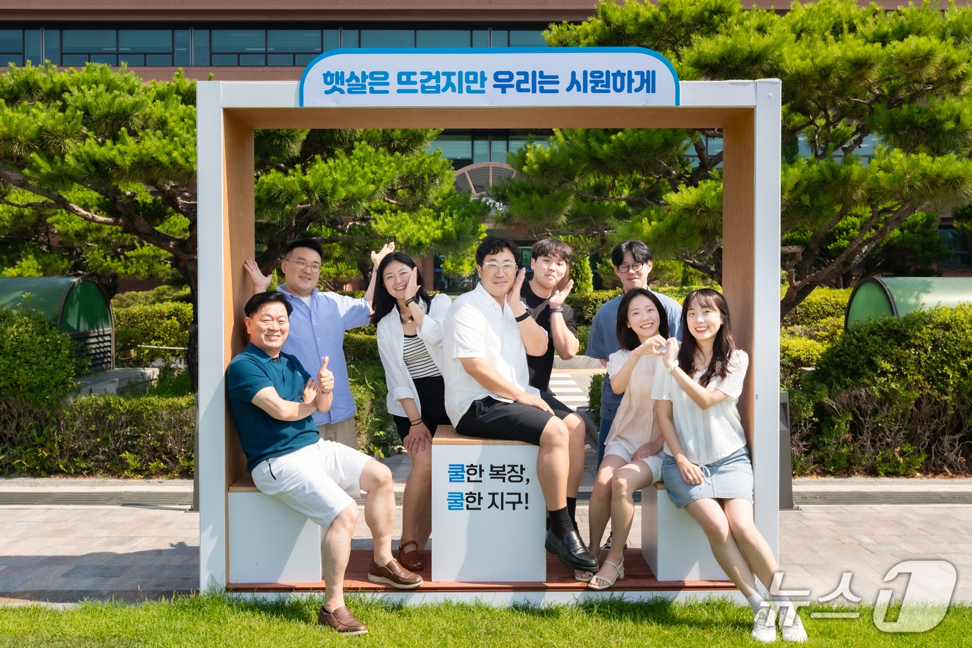 박승원(맨 왼쪽) 광명시장이 '반바지 시즌'을 알리며 직원들과 사진 촬영을 하고 있다.(광명시 제공)