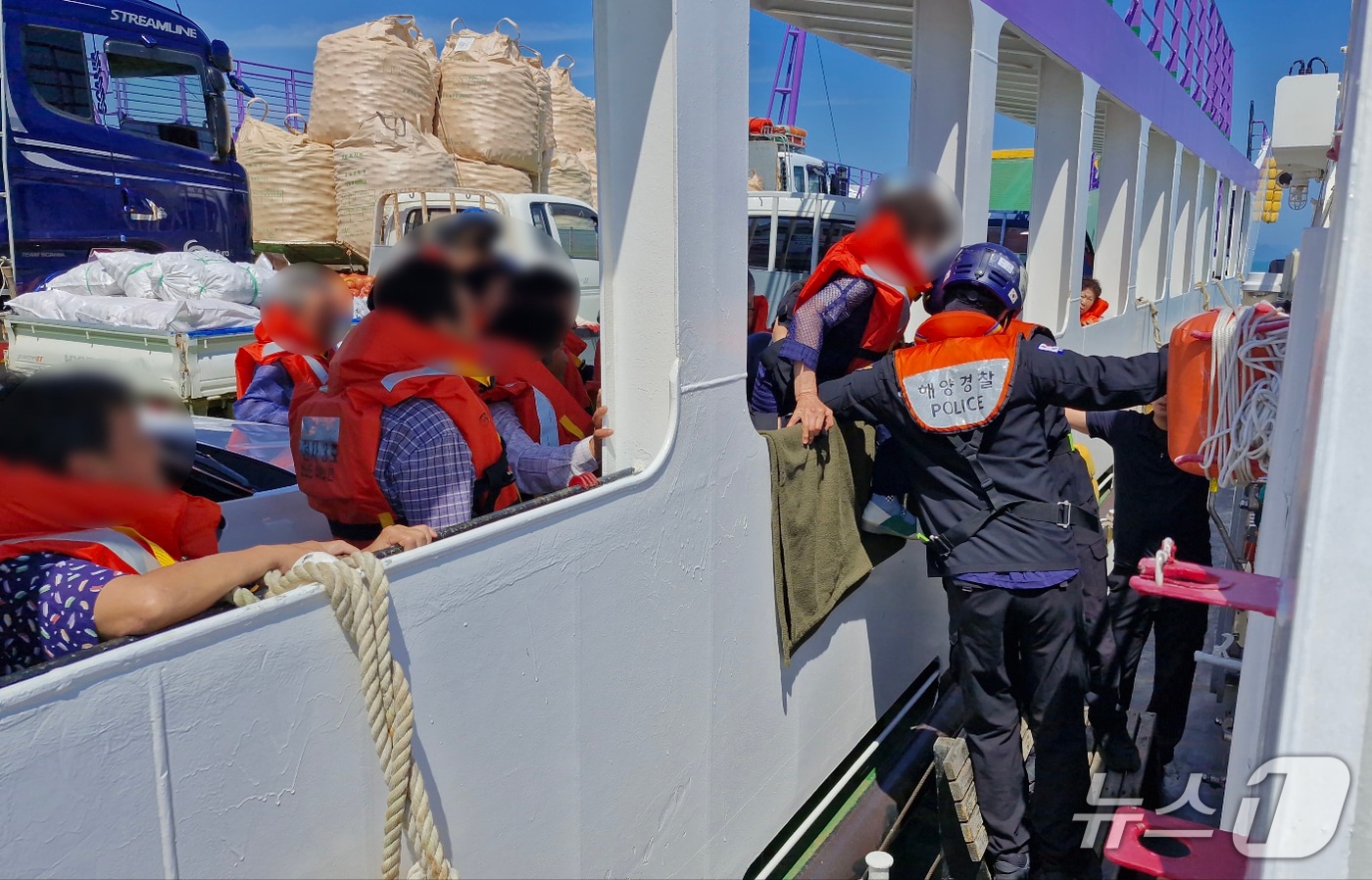 목포해경이 23일 오전 전남 신안군 장산도 인근에서 비상 조타 중인 여객선 A 호에서 승객들을 경비함정으로 옮겨 태우고 있다. (목포해경 제공. 재판매 및 DB 금지)