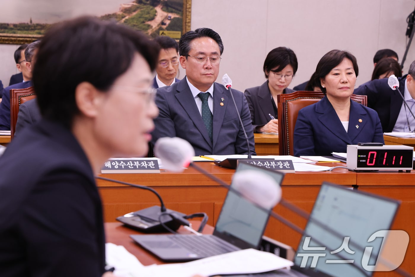 송미령 농림축산식품부 장관이 23일 오후 서울 여의도 국회에서 열린 농림축산식품해양수산위원회 제426회국회(임시회) 제1차 전체회의에서 전종덕 진보당 의원 의사진행 발언을 듣고 있다. 2025.6.23/뉴스1 ⓒ News1 안은나 기자