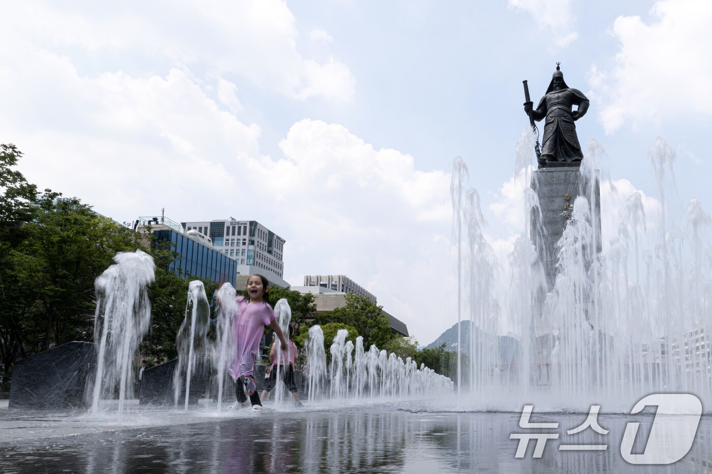 서울 낮 최고기온이 32도에 이르는 등 무더운 날씨가 예보된 23일 오후 서울 세종대로 광화문광장 바닥분수대를 찾은 어린이가 더위를 식히고 있다. 2025.6.23/뉴스1 ⓒ News1 이승배 기자