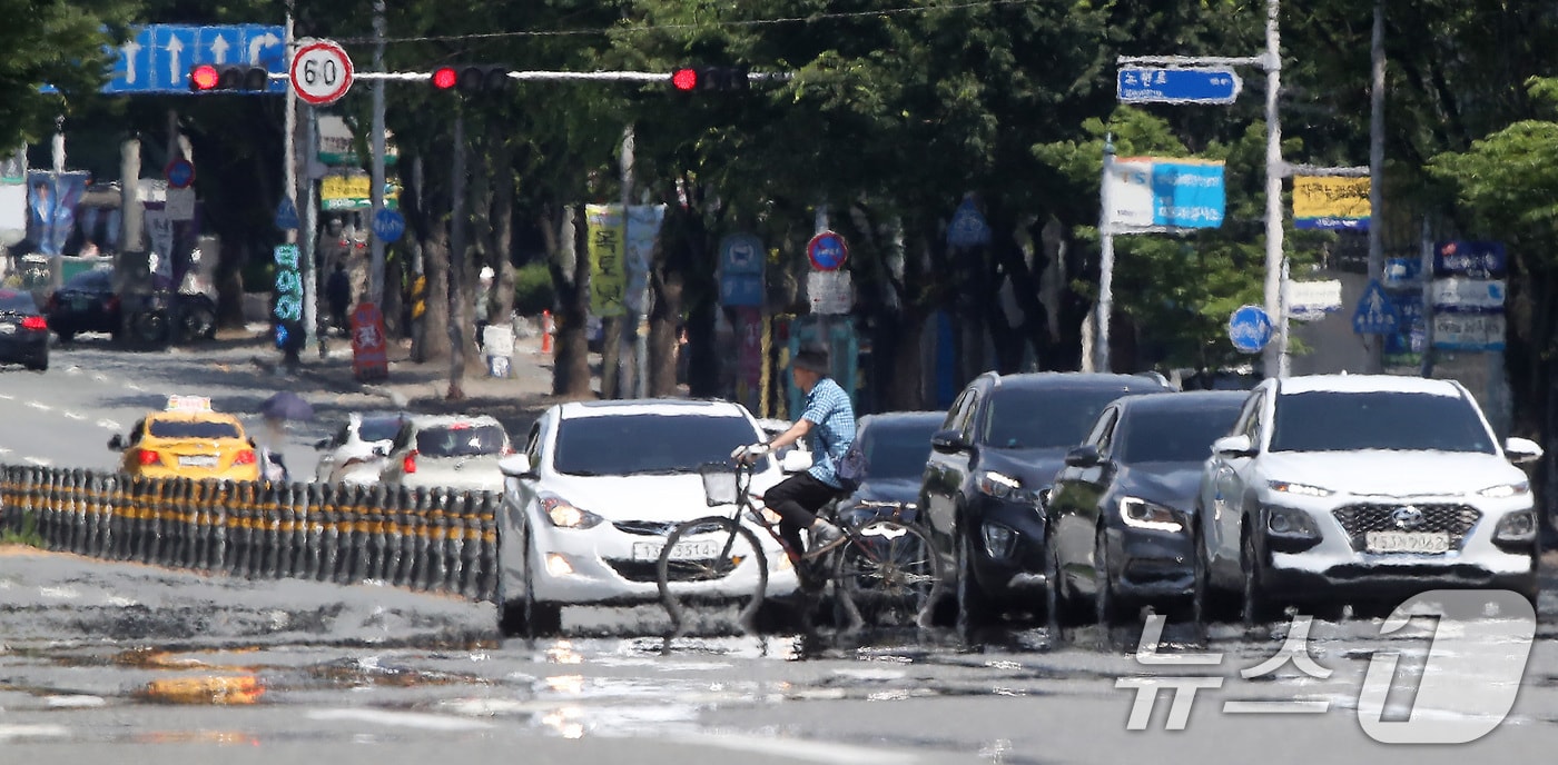 장맛비가 주춤한 사이 30도를 넘는 무더위가 기승을 부린 23일 오후 뜨거워진 대구 수성구 달구벌대로 위로 아지랑이가 피어오르고 있다. 2025.6.23/뉴스1 ⓒ News1 공정식 기자