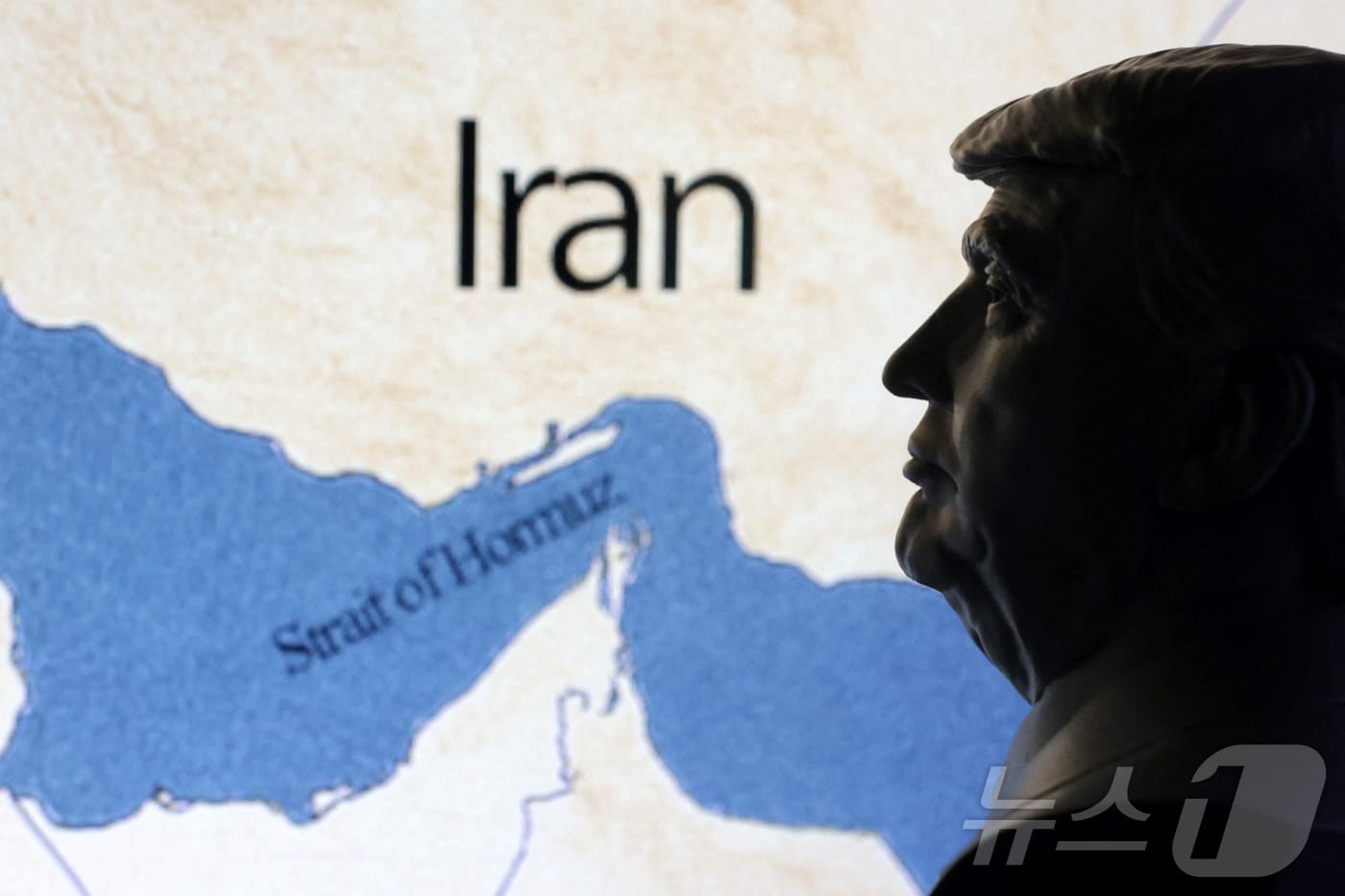 이란과 오만 사이에 위치한 호르무즈 해협의 지도와 도널드 트럼프 미국 대통령의 형상을 3D 프린터로 만든 모형의 모습. 2025.6.22 ⓒ 로이터=뉴스1