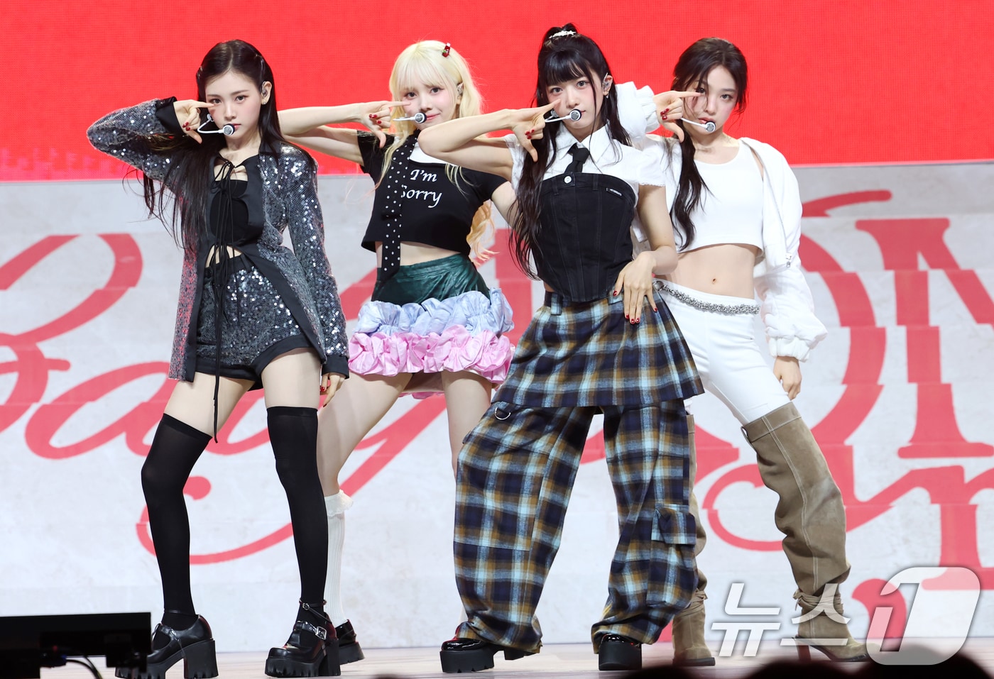 그룹 Baby DONT Cry(베이비돈크라이) 이현(왼쪽부터)과 미아, 쿠미, 베니가 23일 서울 용산구 블루스퀘어에서 가진 데뷔 싱글 'F Girl(에프걸)' 발매 쇼케이스에서 타이틀 곡 ‘F Girl’을 열창하고 있다. 2025.6.23/뉴스1 ⓒ News1 권현진 기자