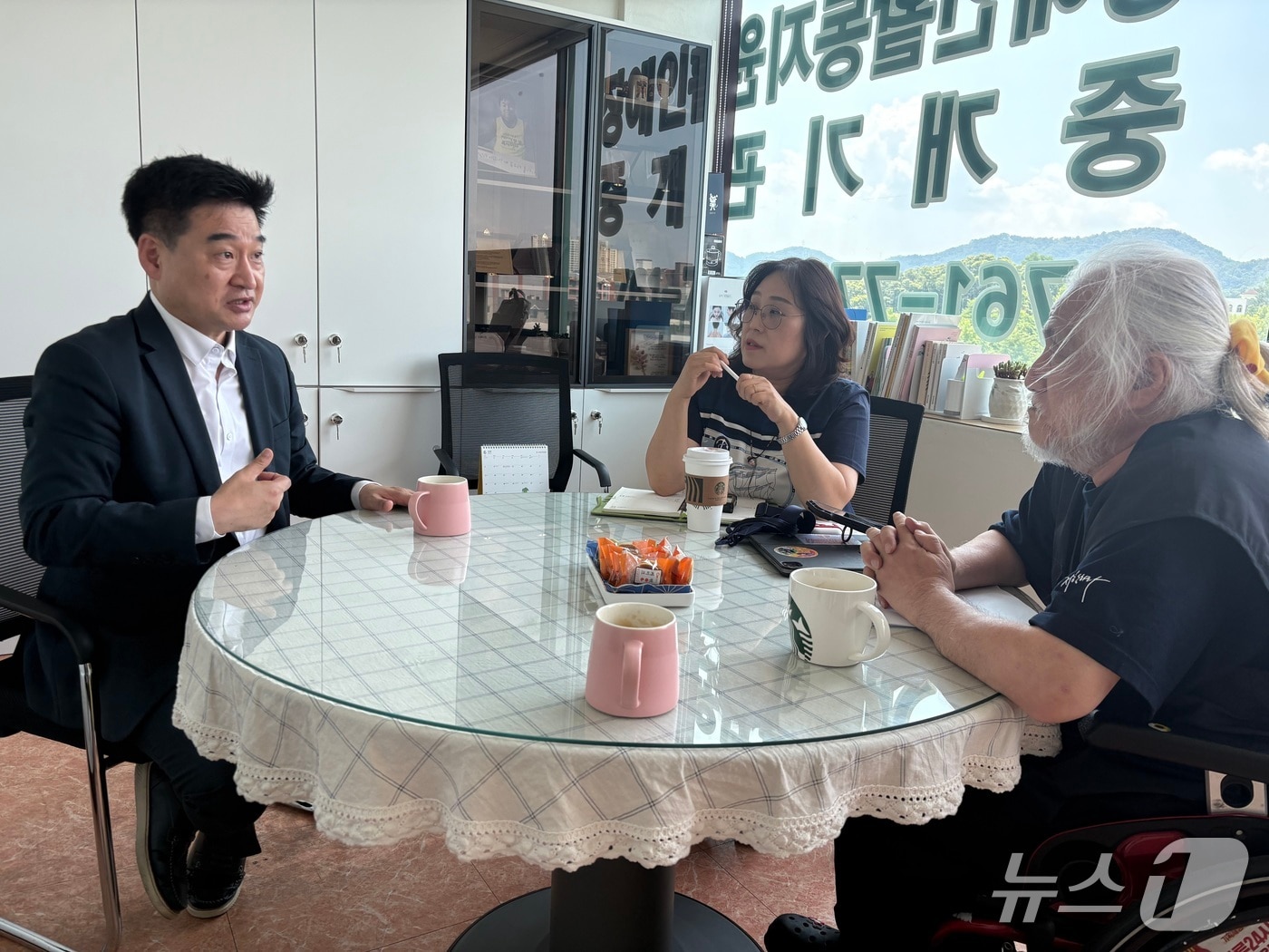 무소속의 최혁진 비례대표 국회의원(맨 왼쪽)이 23일 강원 원주장애인자립생활센터에서 센터의 박경석 대표를 비롯한 직원들과 만나 장애인 정책에 대한 의견을 나눴다. (최혁진 의원실 제공. 재판매 및 DB금지) 2025.6.23/뉴스1