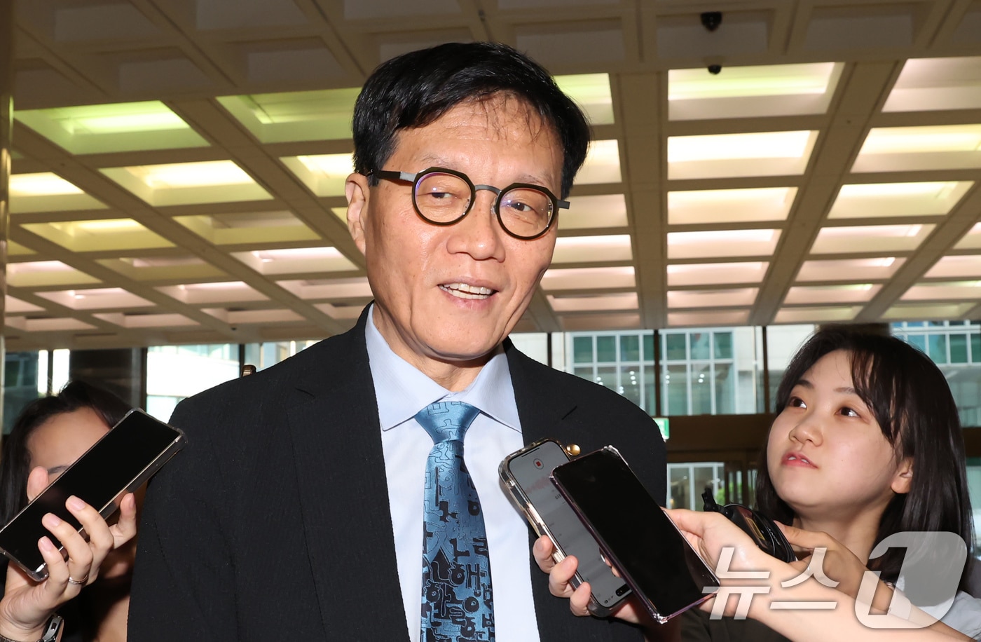 이창용 한국은행 총재가 23일 오후 서울 중구 은행연합회에서 열린 은행장 간담회에 참석하고 있다. 이 총재는 이 자리에서 가계부채 관리 및 대내외 경제 환경에 따른 금융시장 안정 방안 등을 논의할 예정이다. 2025.6.23/뉴스1 ⓒ News1 장수영 기자
