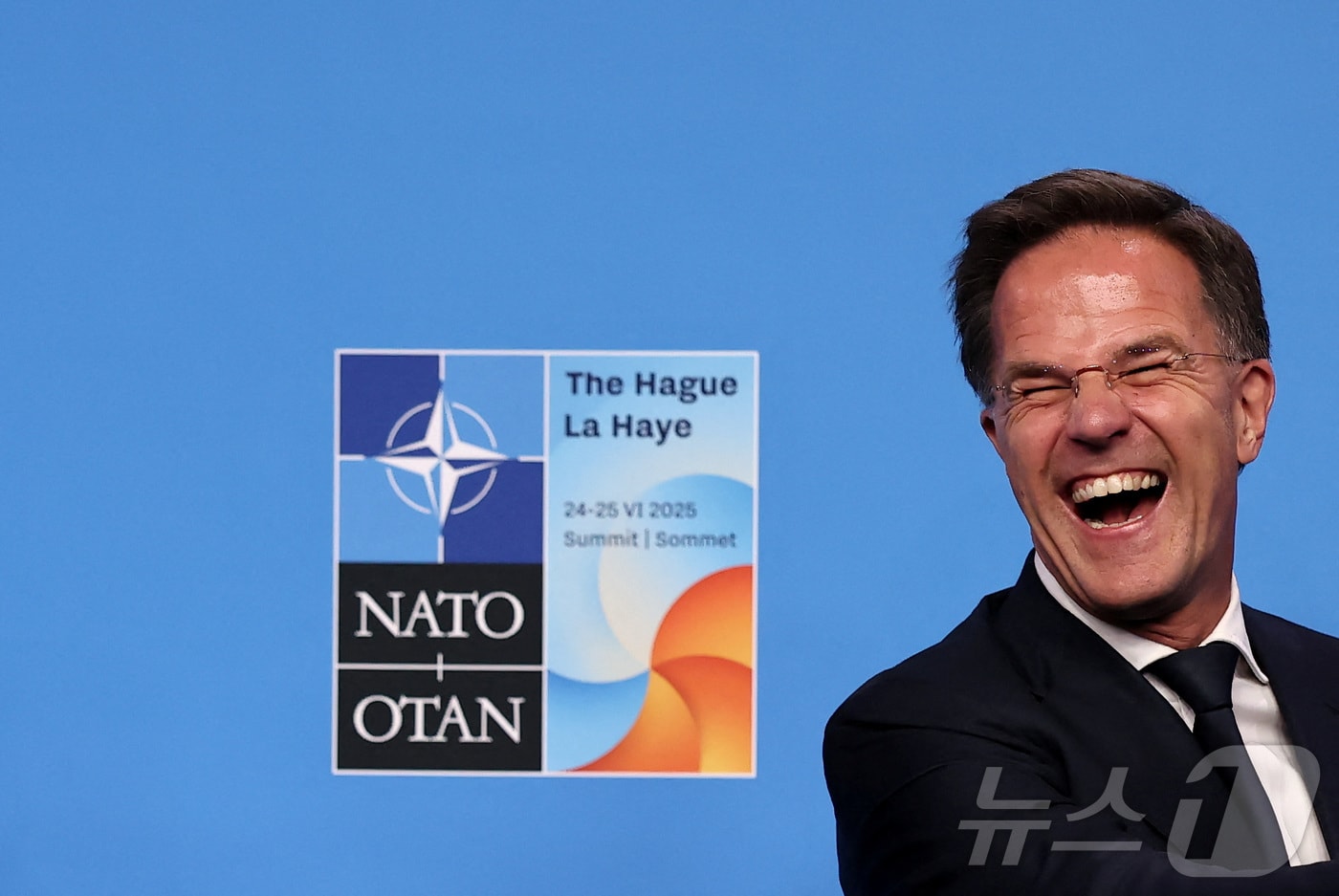 23일(현지시간) 마르크 뤼터 북대서양조약기구(NATO·나토) 사무총장이 네덜란드 헤이그 나토 정상회의 회의장에서 웃고 있다. 나토 정상회의는 오는 24~25일 열린다. 2025.06.23 ⓒ 로이터=뉴스1 ⓒ News1 김지완 기자