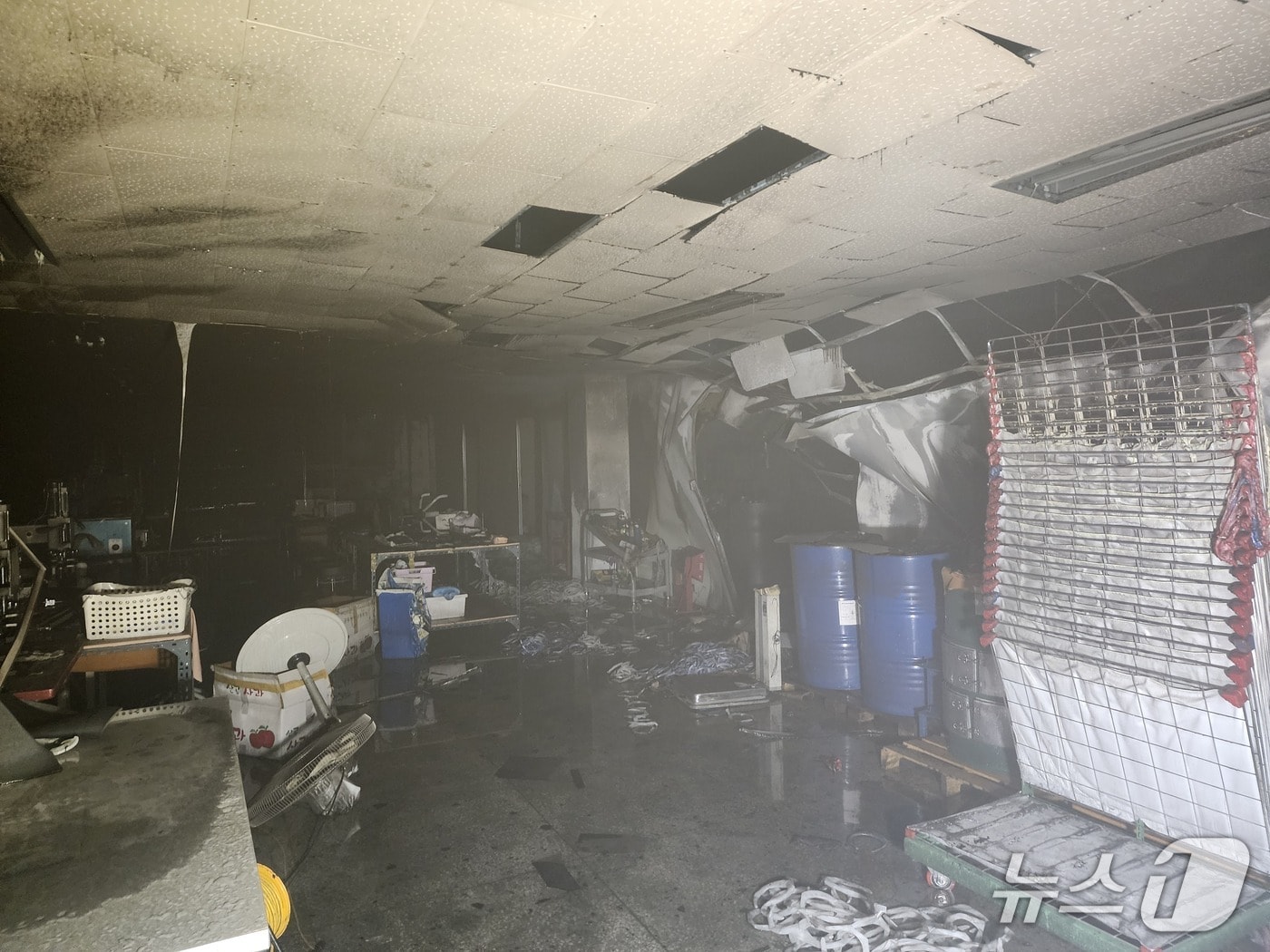 23일 부산 사상구 학장동 공장 화재 현장.(부산소방재난본부 제공. 재판매 및 DB 금지)