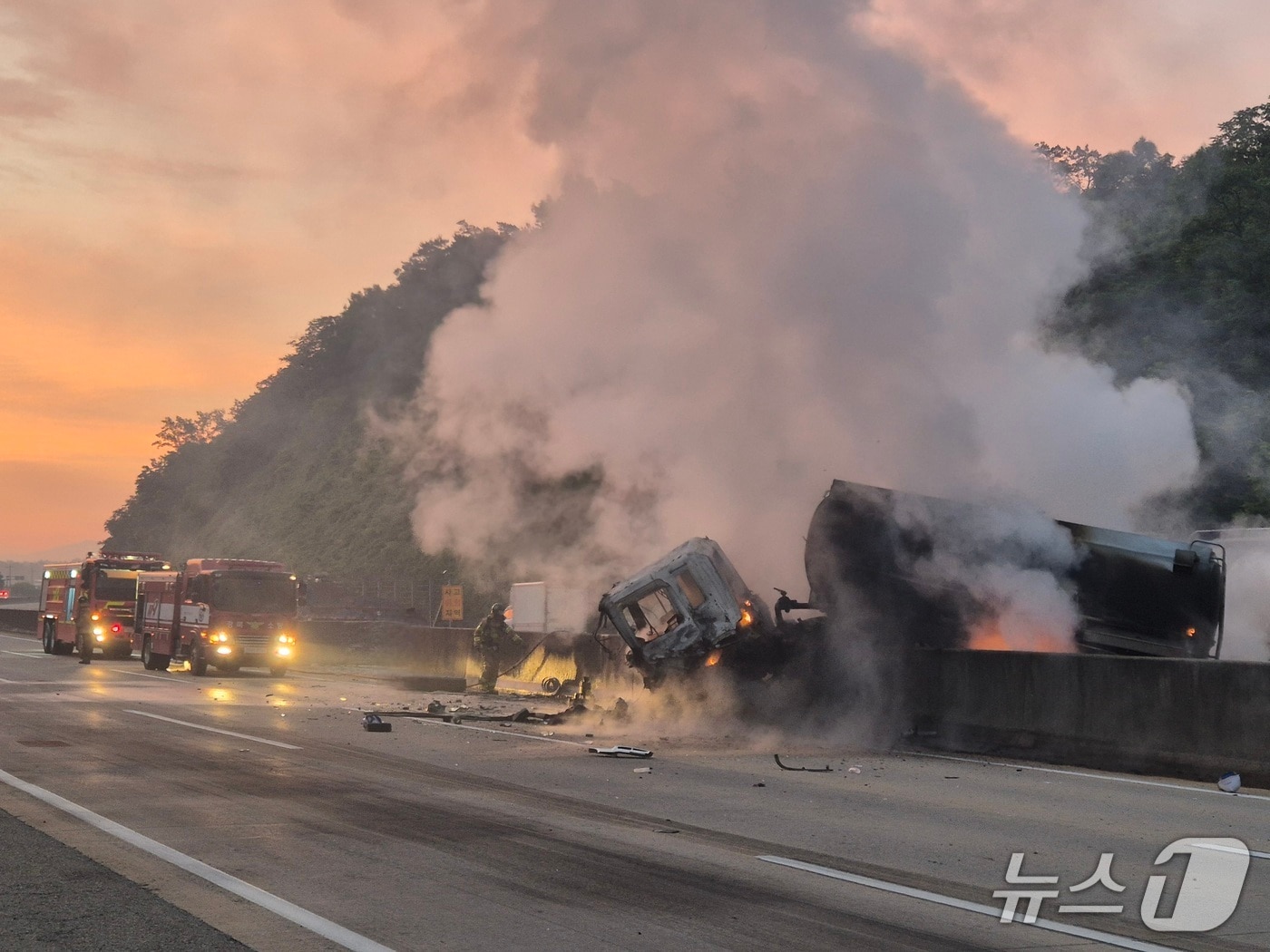 24일 오전 4시 49분쯤 경북 영천시 금호읍 호남리 경부고속도로 서울 방향 101.8㎞ 지점에서 살수차가 단독으로 중앙분리대를 충돌하면서 불이 났다(경북소방본부 제공. 재판매 및 DB 금지)2025.6.24/뉴스1