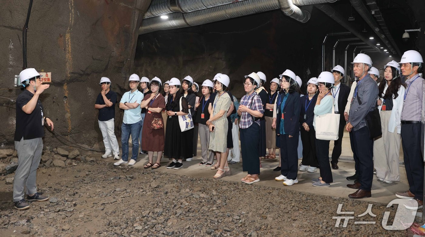 방사성폐기물 지하처분연구시설 KURT를 둘러보는 교원들(원자력연 제공) /뉴스1