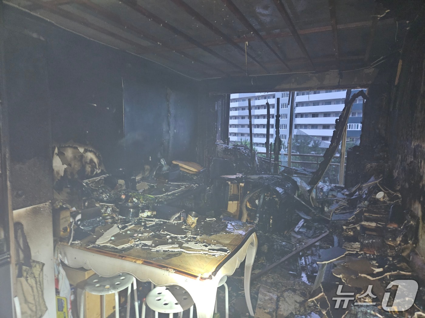 24일 오전 부산 부산진구 개금동 아파트 화재 현장.(부산소방재난본부 제공. 재판매 및 DB 금지)