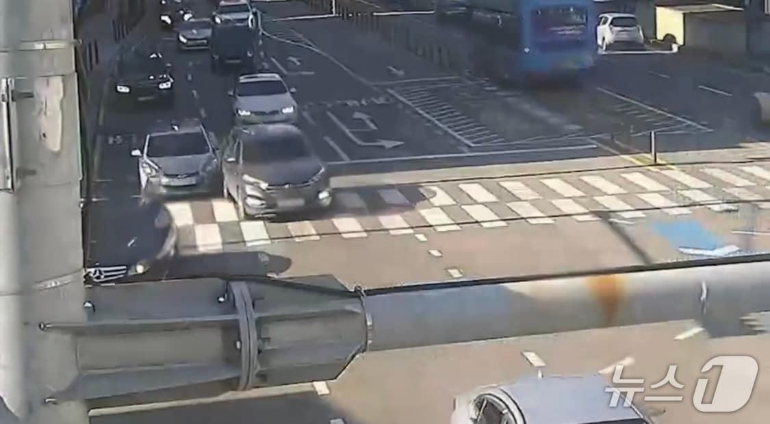 2023년 12월 부산 해운대구 우동 한 교차로에서 보험사기 일당이 진로 변경 차량에 사고를 낸 장면.(부산경찰청 제공 CCTV 영상 갈무리. 재판매 및 DB 금지)