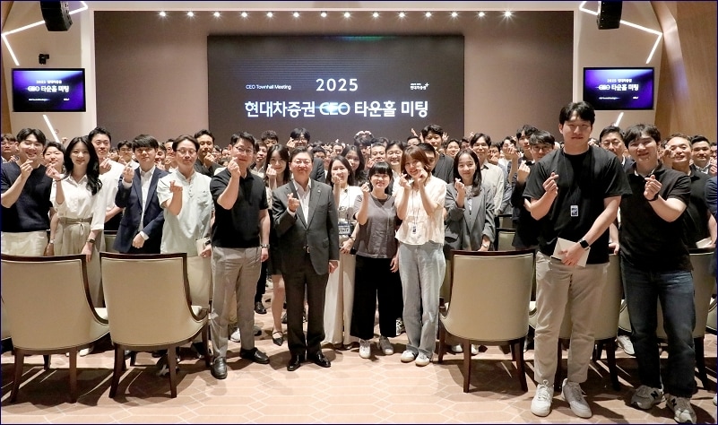 23일 서울 여의도 한국거래소(KRX)에서 배형근 현대차증권 사장(사진 가운데)이 임직원들과 함께 기념 사진 촬영을 하고 있다.