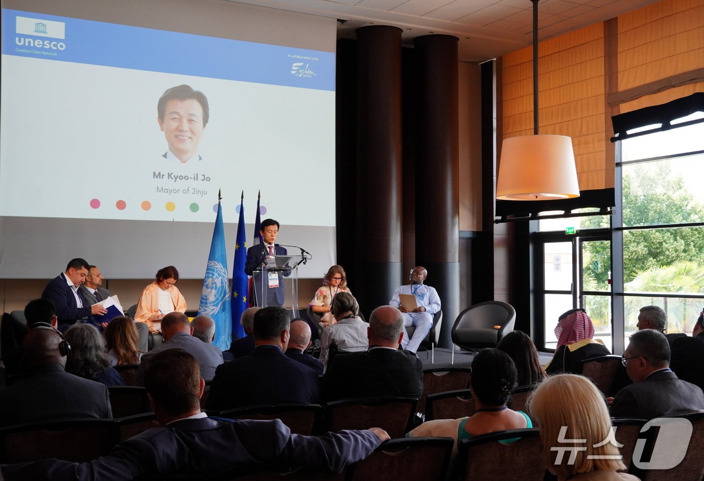 조규일 진주시장이 23일 프랑스 엥기엔레뱅에서 열린 유네스코 창의도시 네트워크 연례회의 시장 포럼 세션에서 시의 문화 정책을 발표하고 있다(진주시 제공. 재판매 및 DB금지).