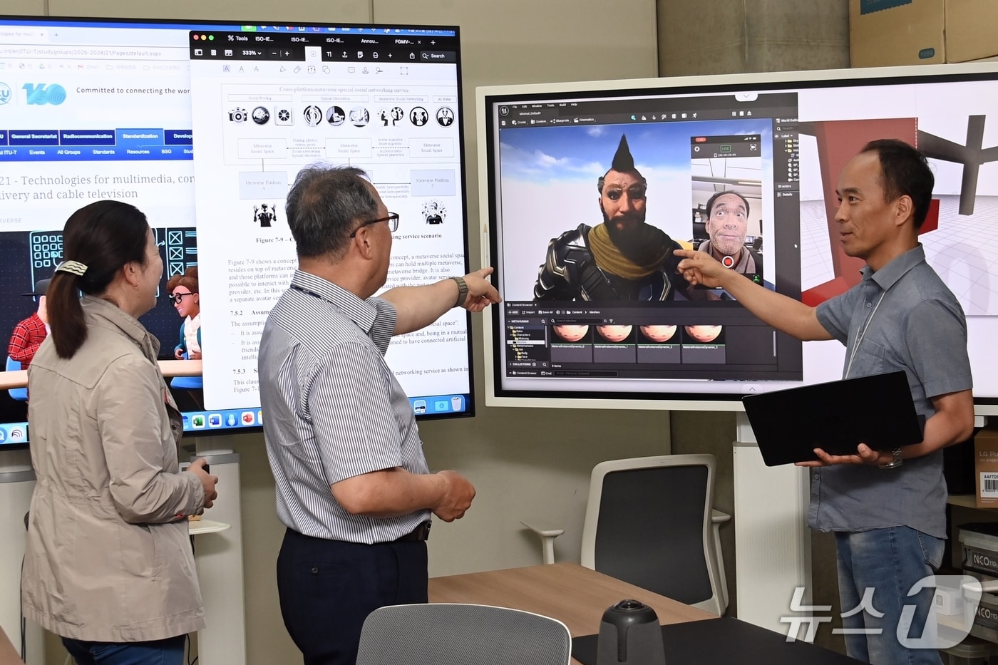 실시간 표정 추적 기반의 아바타 구동 기술을 시연하며 메타버스 표준화 기술의 적용 가능성을 설명하는 ETRI 연구진(ETRI 제공) /뉴스1