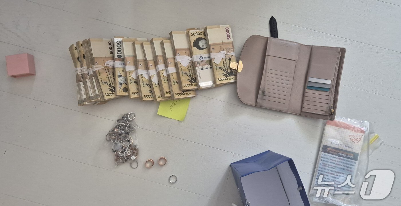 용인시가 고액 체납자를 대상으로 벌인 가택수색을 통해 압류한 현금 다발과 귀금속.(용인시 제공)
