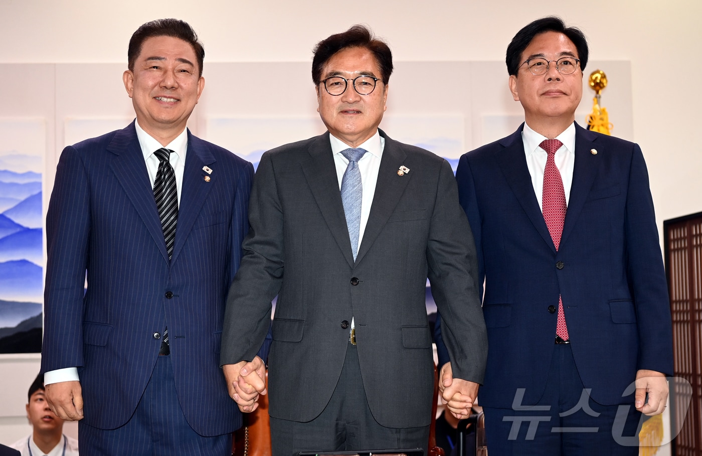 우원식 국회의장이 24일 오전 서울 여의도 국회에서 김병기 더불어민주당 당대표 직무대행 겸 원내대표와 송언석 국민의힘 원내대표와 대화하기에 앞서 기념사진을 찍고 있다. &#40;공동취재&#41; 2025.6.24/뉴스1 ⓒ News1 이광호 기자