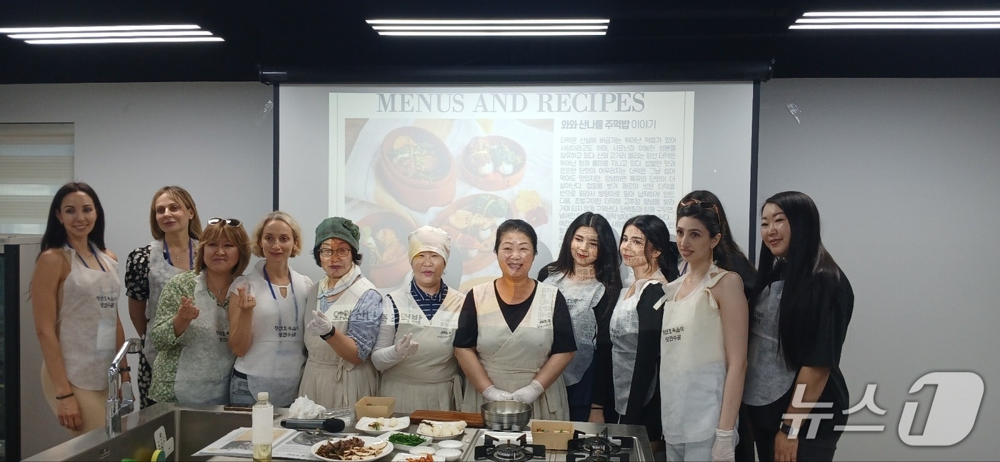 강원 정선군이 지난 20~24일 북평면 토속음식 맛전수관에서 13개국 81명의 외국인 인플루언서에게 정선로컬푸드를 주제로 토속음식 만들기 체험을 제공했다. (정선군 제공. 재판매 및 DB금지) 2025.6.24/뉴스1