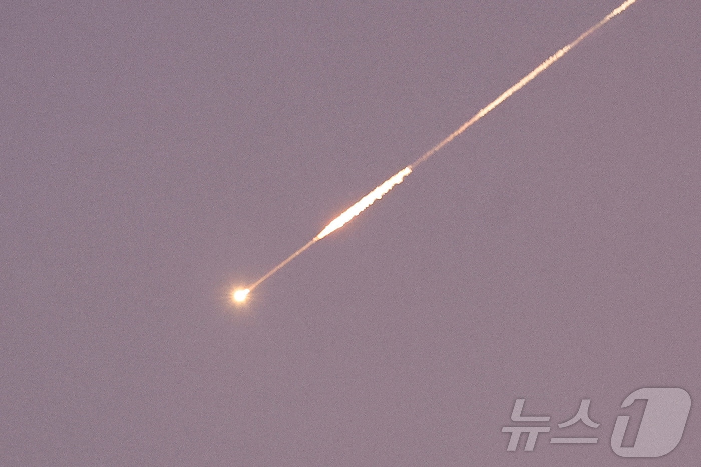 24일(현지시간) 이란에서 이스라엘로 발사된 미사일이 이스라엘이 점령한 요르단강 서안지구의 투바스에서 관측됐다. 2025.06,24. ⓒ 로이터=뉴스1 ⓒ News1 권영미 기자