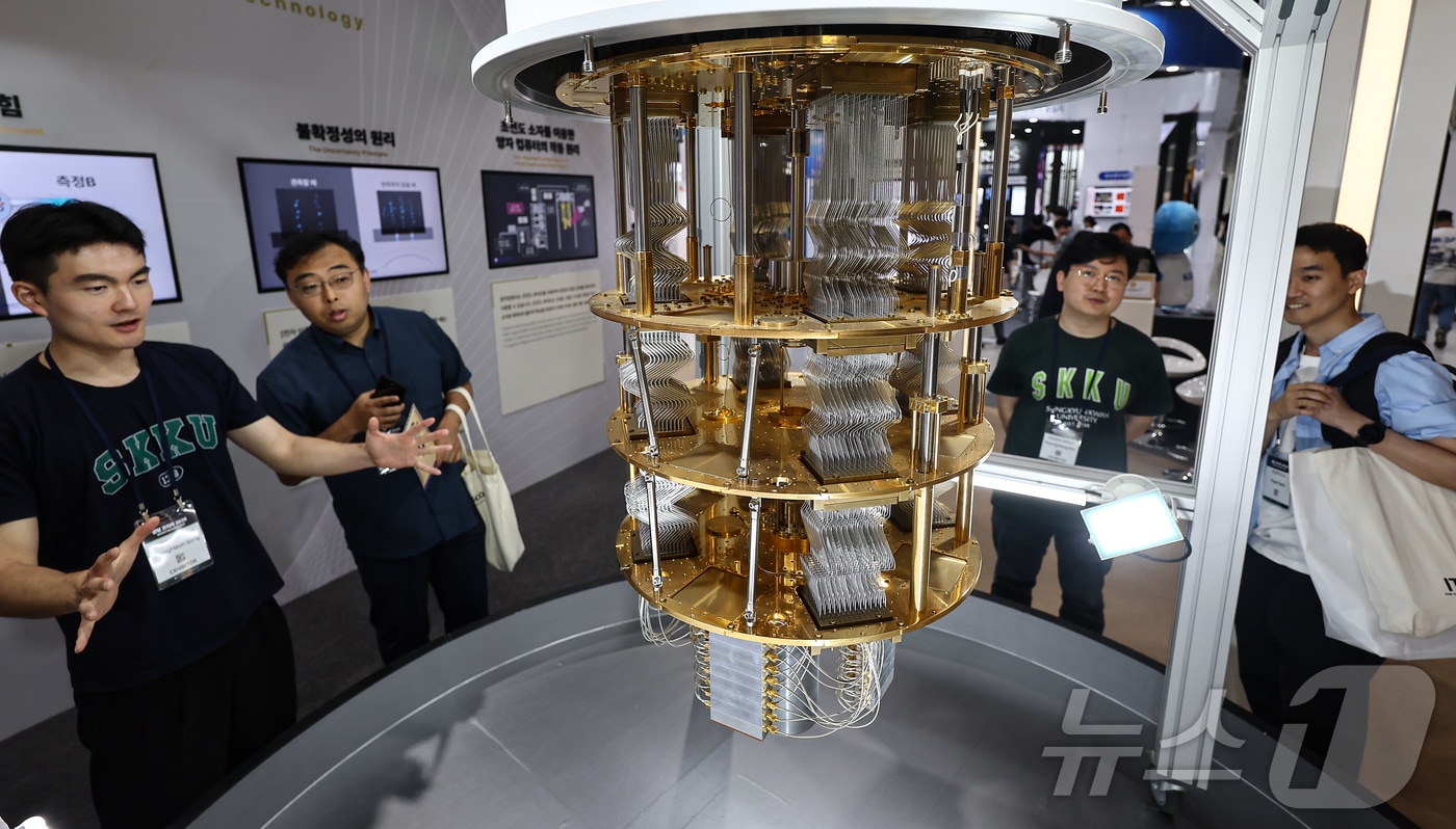서울 서초구 aT센터에서 열린 '퀀텀코리아 2025'에서 관람객들이 양자컴퓨터 모형을 살펴보고 있다. 2025.6.24 ⓒ 뉴스1 김도우 기자