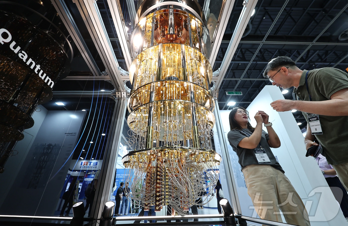 24일 서울 서초구 aT센터에서 열린 '퀀텀코리아 2025'에서 관람객들이 양자컴퓨터 모형을 살펴보고 있다. 2025.6.24/뉴스1 ⓒ News1 김도우 기자