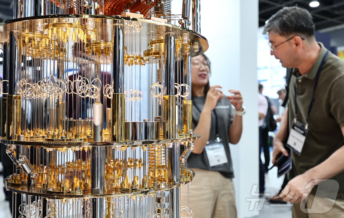 24일 서울 서초구 aT센터에서 열린 '퀀텀코리아 2025'에서 관람객들이 양자컴퓨터 모형을 살펴보고 있다. 2025.6.24/뉴스1 ⓒ News1 김도우 기자