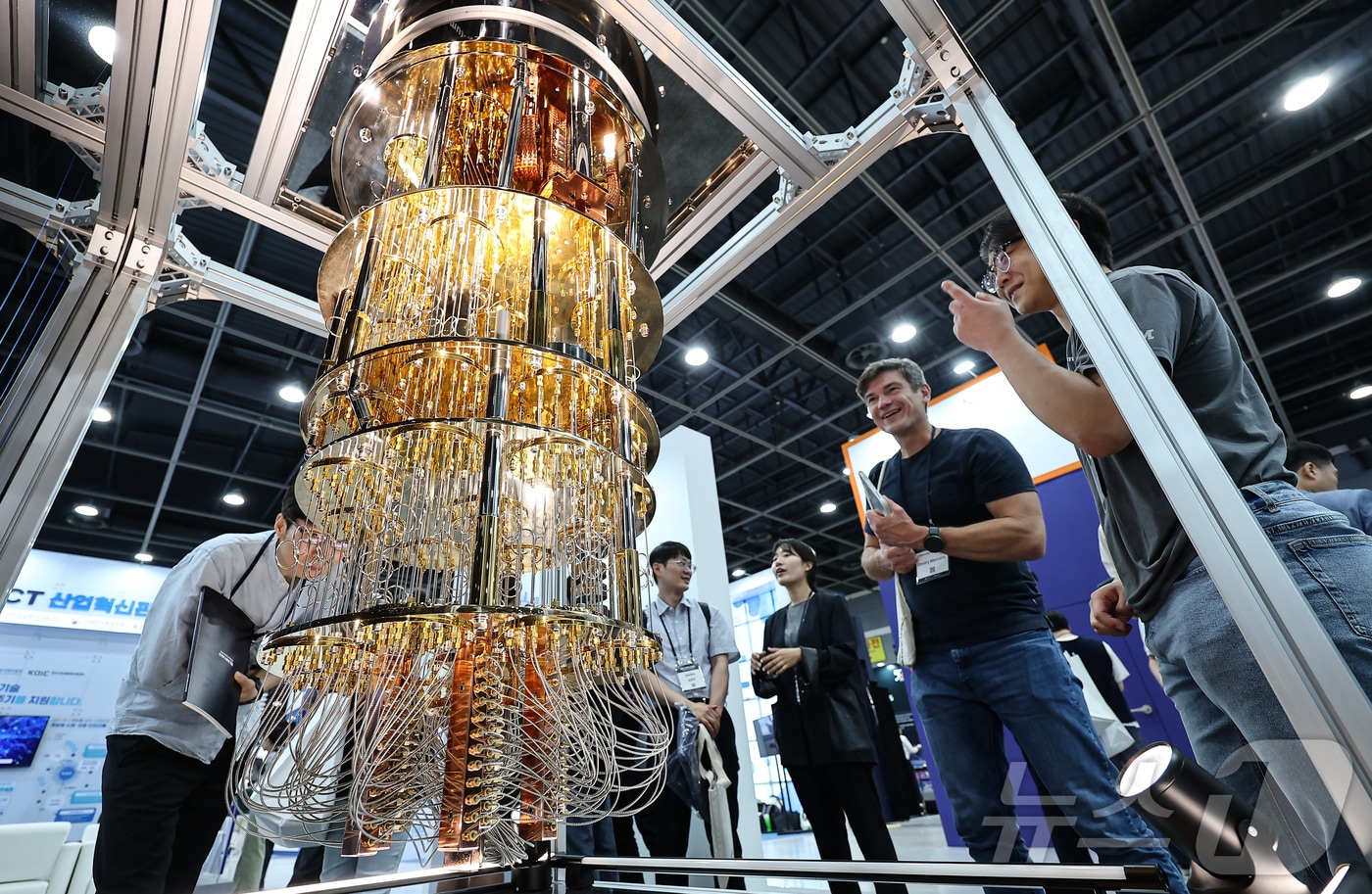 24일 서울 서초구 aT센터에서 열린 &#39;퀀텀코리아 2025&#39;에서 관람객들이 양자컴퓨터 모형을 살펴보고 있다. 2025.6.24/뉴스1 ⓒ News1 김도우 기자