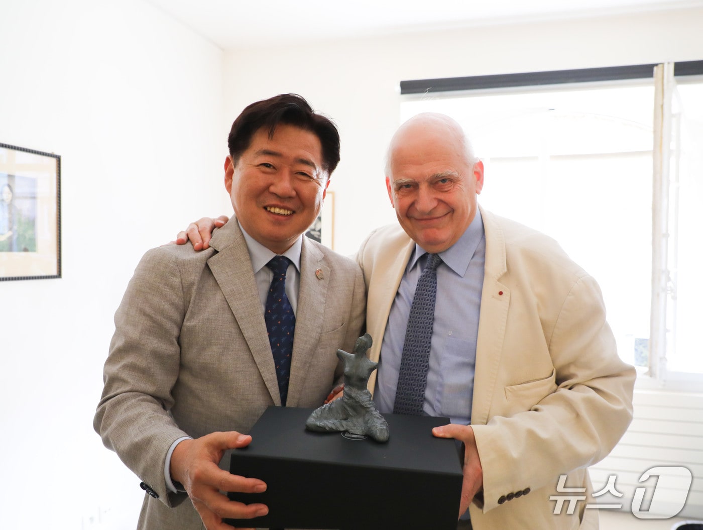 오영훈 제주도지사와 로랑 쁘띠지라르 프랑스 한림원 사무총장(제주도 제공)/뉴스1