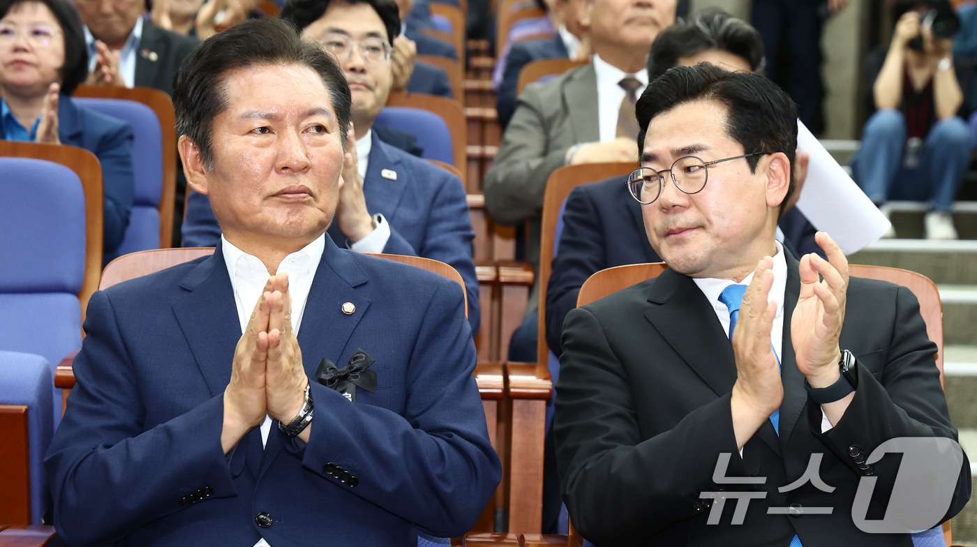 더불어민주당 당대표 출마를 선언한 박찬대(오른쪽), 정청래 의원이 24일 서울 여의도 국회에서 열린 의원총회에 참석해 자리하고 있다. 2025.6.24/뉴스1 ⓒ News1 김민지 기자