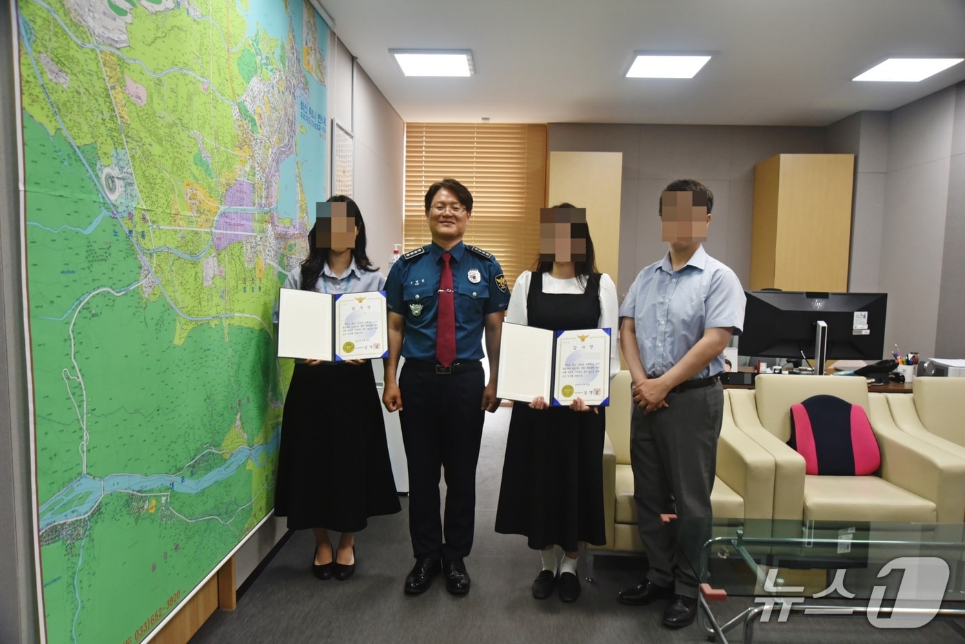 속초경찰서,농협은행 청초호지점 직원 2명 감사장 및 포상금 전달.(속초경찰서 제공, 재판매 및 DB금지)