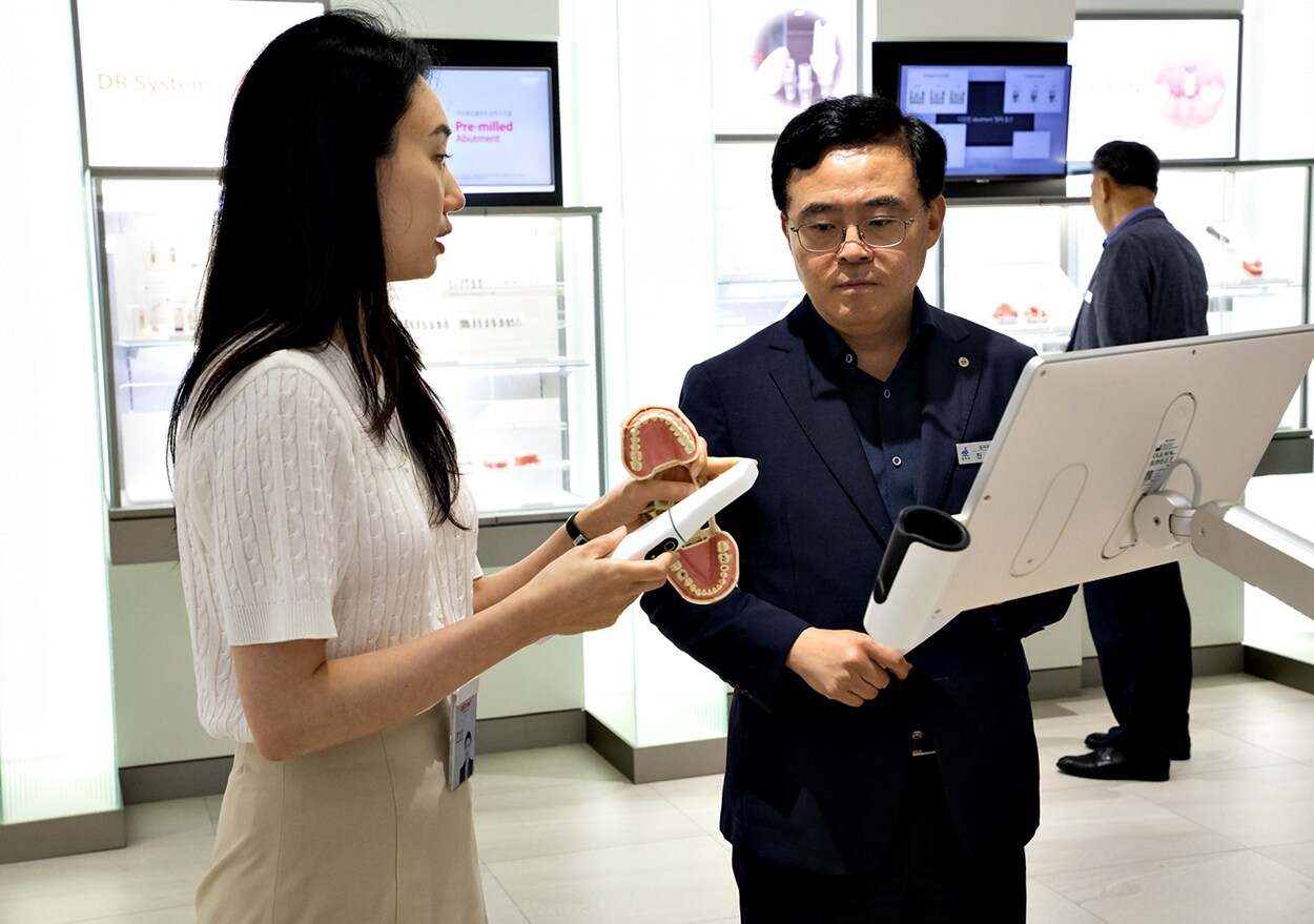 지난 20일 오스템임플란트 마곡 트윈타워를 찾은 진교훈 강서구청장과 구청 직원이 티톡 간담회를 마친 후 오스템임플란트 제품 전시관을 둘러보고 있다. (오스템임플란트 제공)