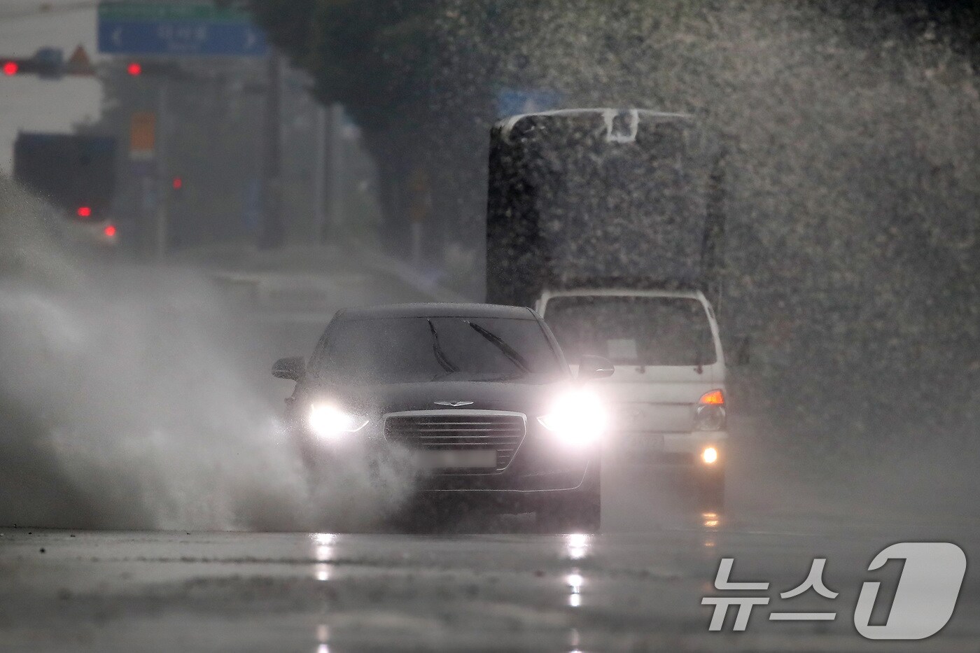 24일 오후 장맛비가 내리는 대구 달성군 다사읍 방천리 인근 도로에서 빗물이 고인 물웅덩이를 지나는 차량이 물보라를 일으키며 달리고 있다. 2025.6.24/뉴스1 ⓒ News1 공정식 기자